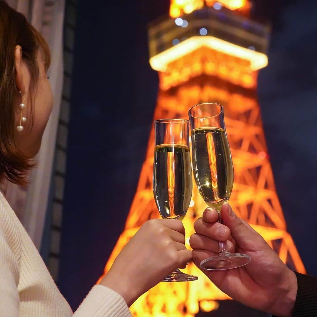 東京プリンスホテルのインスタグラム：「【クリスマス限定ステイプラン TOKYO NOEL】 大切な方と過ごすロマンチックなクリスマス✨ 華やかなクリスマスケーキとシャンパンをお部屋で楽しみながら、おふたりふだけの特別な時間を。  詳しくはWebサイト＆ストーリーズで  This year, enjoy an especially romantic Christmas with an enchanting hotel getaway, made all the more magical by champagne, cake, and glittering city views 🥂  Indulge in a simply blissful, suitably festive evening with that most special someone, right here at Tokyo Prince Hotel ✨  Share your own images with us by tagging @tokyoprincehotel  —————————————————————  #東京プリンスホテル #クリスマスの過ごし方 #クリスマスステイ #東京タワー #tokyoprincehotel #tokyotower #christmas」