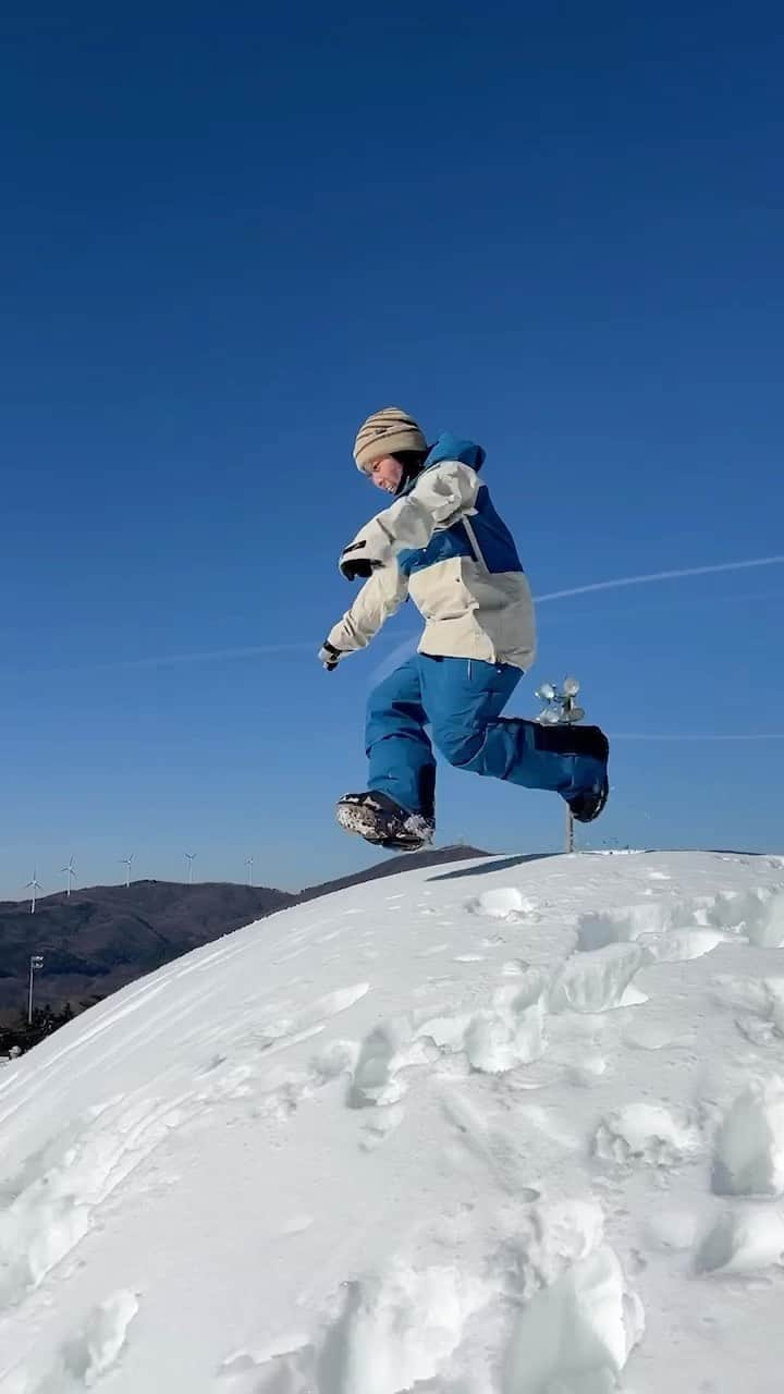 河合美保のインスタグラム：「雪が積もるって本当にワクワクしますよね🤩✨ . ちゃんさんも騒いでおります🤣✨ ちなみに韓国です❄️ . . みなかみももうじき雪が...✨✨✨✨ . . 🎥 @konomi__1215  . @kazunorihirama  #スノーボード #rlabo #韓国 #このみ塾」