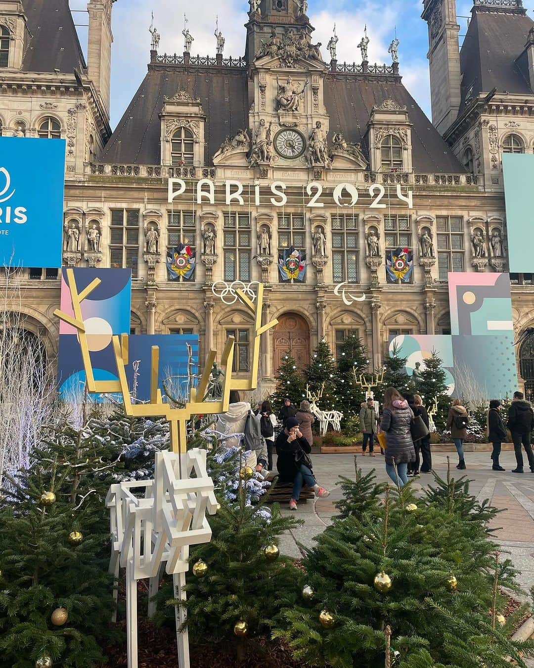 EFFIEさんのインスタグラム写真 - (EFFIEInstagram)「📍PARIS🇫🇷× TOKYO🇯🇵 インスタLIVE 2023 12.22(金)16:00~ 【2024オリンピックで盛り上がる！パリ市庁舎前から中継】  いよいよ2024年はオリンピックがパリにやってきます。 パリ市庁舎のクリスマスの様子をライブにてお届けします！  みなさま、ぜひぜひご視聴くださいね♩  @e.f.international   #efinternational #インスタライブ #instaparis #インスタパリライブ #フランスオリンピック2024 #オリンピック2024 #フランスオリンピック #オリンピック #パリ市庁舎」12月19日 20時32分 - e.f.international