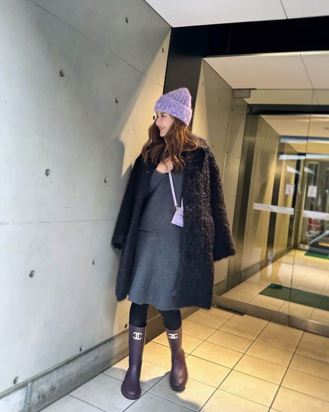 kiyomi medeirosのインスタグラム：「この前の雨の日コーデ☔💜  coat…#blamink knit…#obli hat…#loewe bag…#jacquemus boots…#chanel  #fashion#outfit#ootd#cordinate#style#ファッション#大人可愛いコーデ#レインブーツ#雨の日コーデ」