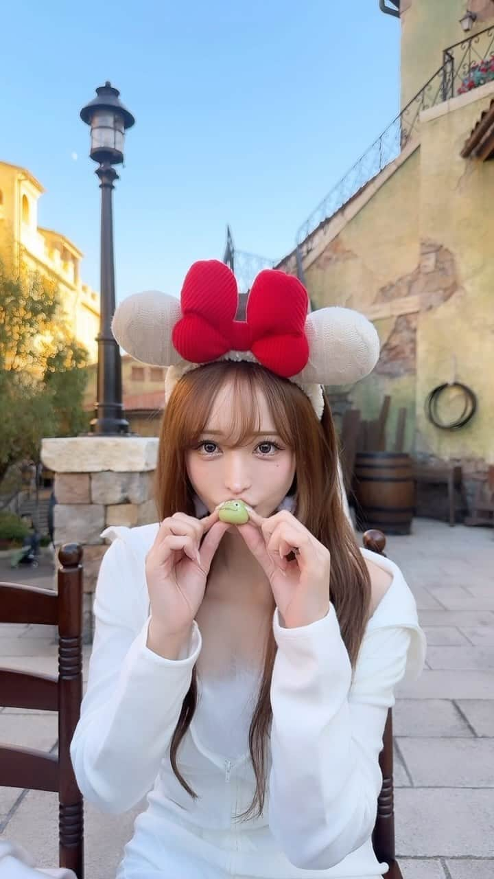 真優川咲のインスタグラム：「#🏰#🎄#🎀#❤️#🎅🏻 ✨  #グリーンメンまん だぁい好き👾💚  ↑何味だったでしょう~😙🫶🍓🍫🥚  ずっと#グリーンマン だと思ってのは内緒🙃w お洋服は【@miia_official 】🤍🪽😘 #夢の国#ディズニー#ディズニーシー #ディズニーコーデ#Disney#xmasdisney#disneychristmas#tokyodisneysea #tokyodisneyresort#咲コーデ💋」