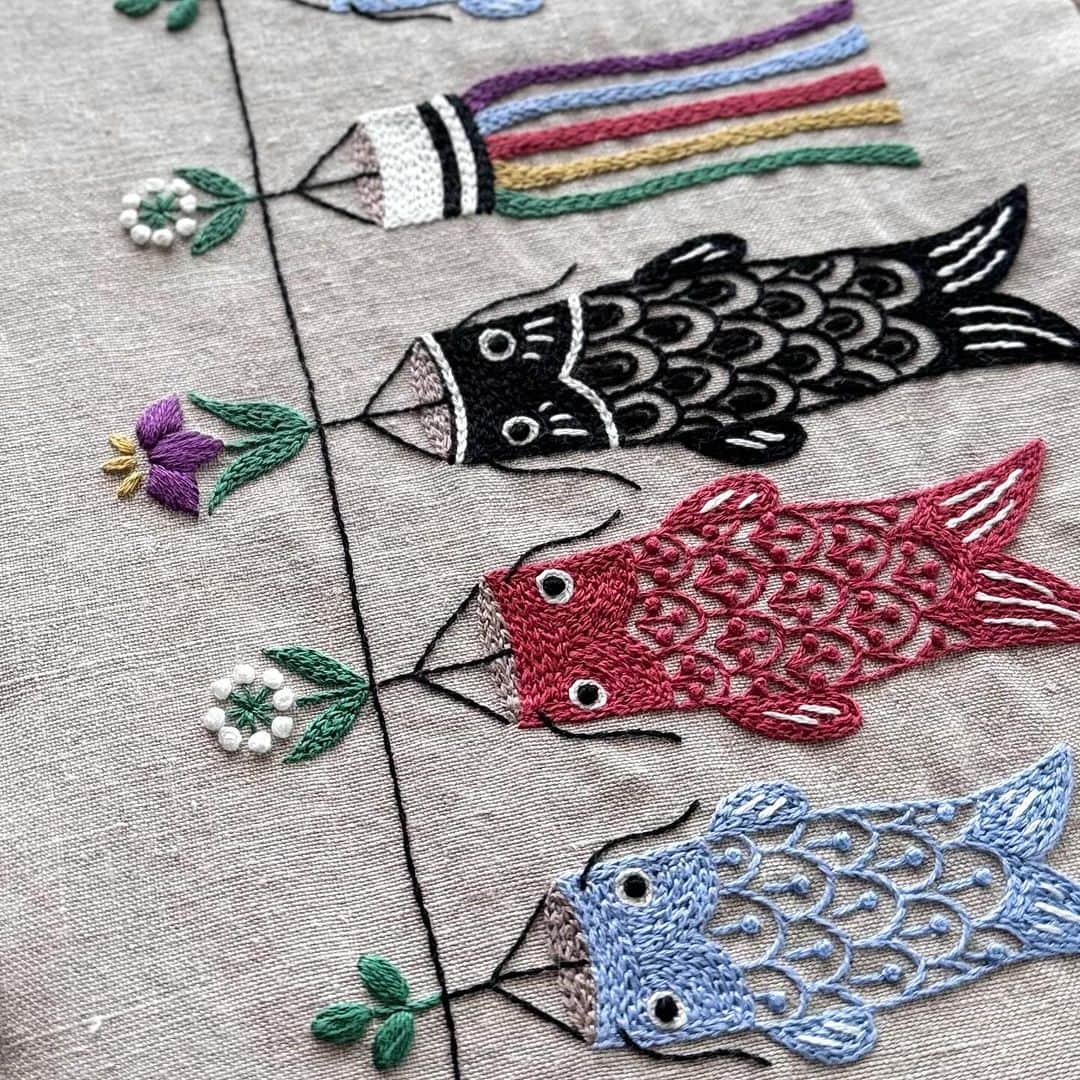樋口愉美子さんのインスタグラム写真 - (樋口愉美子Instagram)「🎏 日本らしい図案も掲載。鯉のぼりのタペストリー。 #暮しの刺繍 より  #鯉のぼり #こいのぼり #こどもの日 #Japaneseculture #koinobori #Japan #樋口愉美子 #刺繍 #embroidery #stitching #yumikohiguchi #broderie #bordado #вышивка #자수 #needlework #embroideryArt #handembroidery #handmade #contemporaryembroidery」12月19日 21時11分 - yumikohiguchi