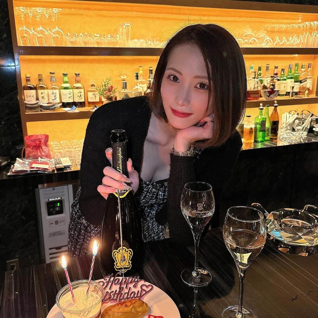 さやかさんのインスタグラム写真 - (さやかInstagram)「#ランボフォト2023#皆様こんばんは、トゥエンティートゥー【BAR】#北海道#帯広駅から徒歩５分にある全cast可愛い女の子と店内はドバイmotifで綺麗な空間です。御来店下さる全てのお客様に至福な時間を提供させて頂くよう、castの持ち味全てフル活用し、年中無休営業しております。臨時休業も御座いますのでSNSにて、最新情報はInstagram【sa0904ya】さやかをご確認下さい。お一人様から入りやすい60分飲み放題【3,500円】です。チャージ料は【無料】です。castのドリンクは【別料金】です。自動延長は一切御座いません。御好評のソファーは、席料2名様から1人【1,000円】頂いております。住所は、ラーメン屋どーもさんとフランス料理店シェマエダさんの間にあるお店。LEDが輝く非常に分かりやすいお店です。【20:00〜2:00金土3:00】営業時間までに【0155-67-0024】お電話orお届け【080-0012帯広市西2条南10丁目2番地エルプラザ】宜しくお願い致します。皆様の御来店を心からお待ちしております。#TWENTYTWO#帯広エルプラザ #帯広さやか#帯広バー#帯広BAR #北海道帯広市#帯広 #十勝帯広 #帯広飲み屋 #帯広写真  #北海道 #帯広可愛い #帯広ホステス #帯広飲み放題 #帯広アルバイト募集#帯広アルバイト#帯広求人 #帯広おすすめ #帯広女の子#帯広バイト募集 #帯広オシャレ#帯広グルメ#帯広看板娘#帯広祭り#帯広コスプレ#帯広イベント#帯広カフェ」12月19日 21時06分 - sa0904ya