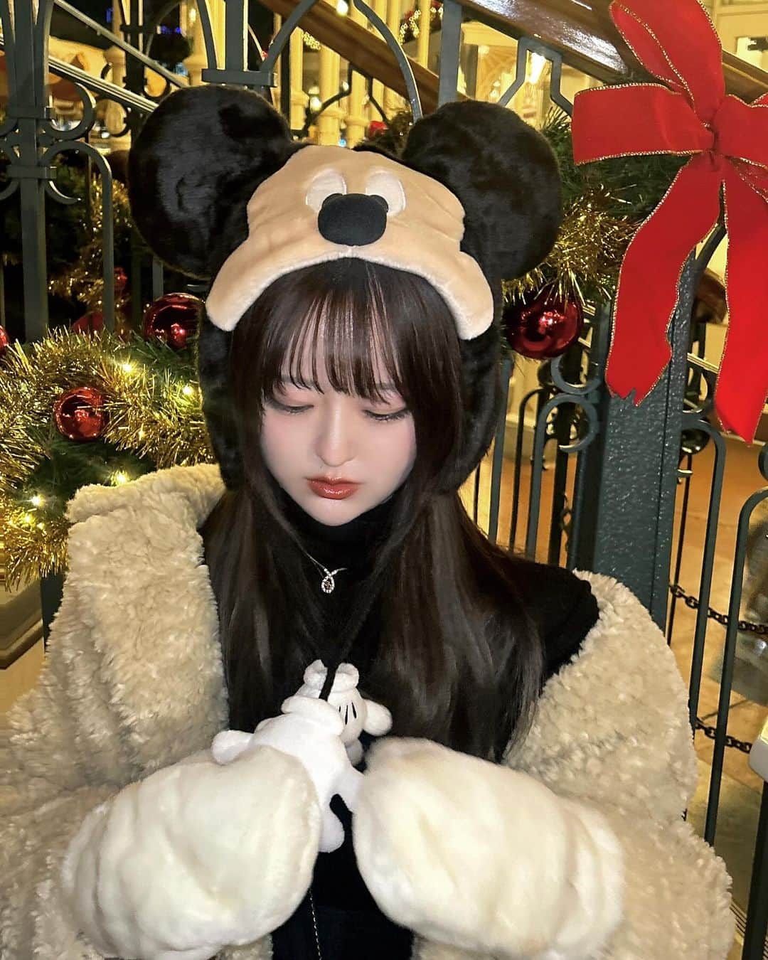ひなこさんのインスタグラム写真 - (ひなこInstagram)「🎄💞🎀  Christmas Disneyが一番好きだから行けて嬉しかった🪄  ミッキーのファンキャップ被りたくて持っていったけど、 みんなとお揃いでピンクのカチューシャも被った🩷  クリスマスのフードもたくさん食べれました🍿 そして、髪の毛も実は暗くしました♡ @album_minami ありがとう🩶」12月19日 21時14分 - hnk165