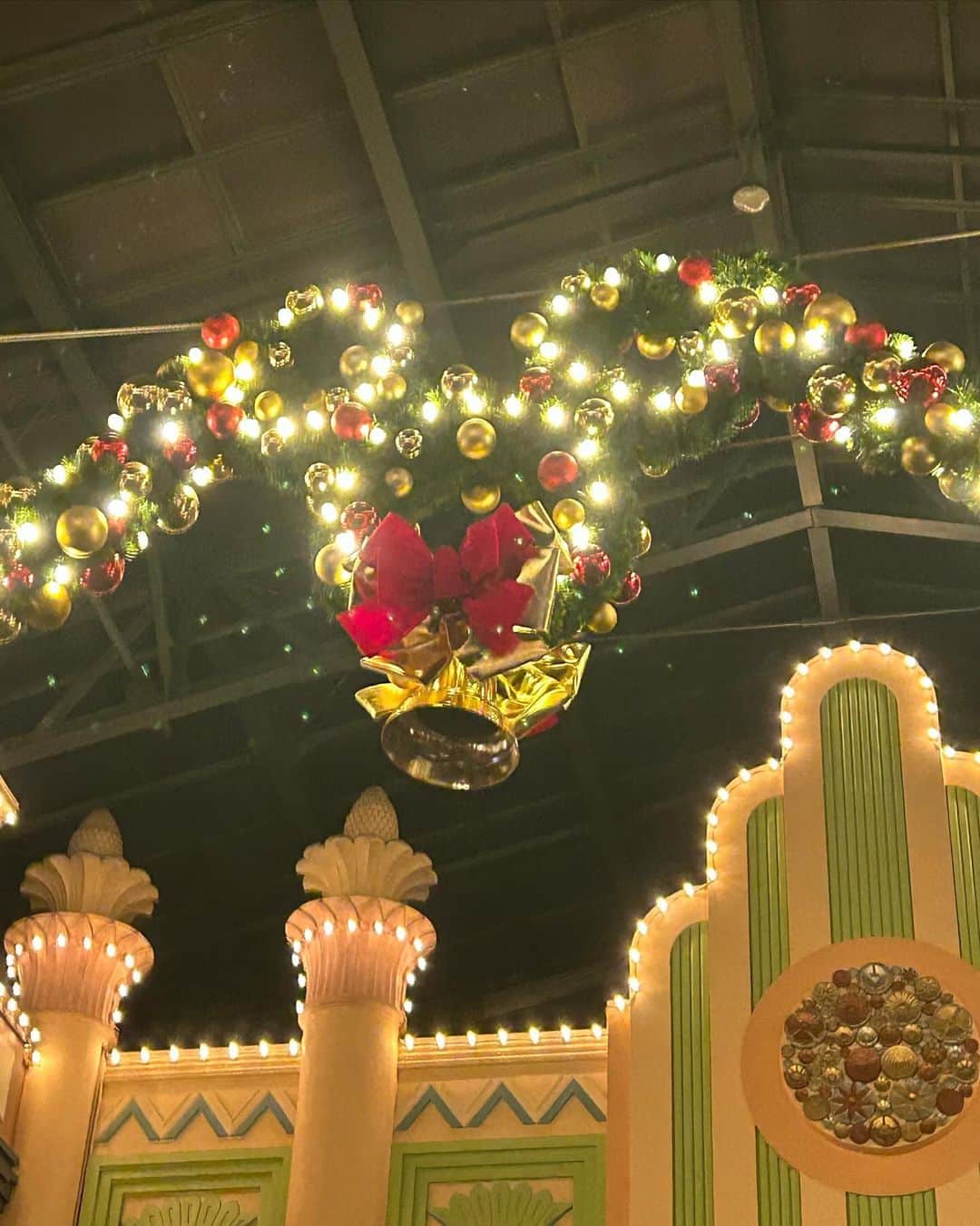 ひなこさんのインスタグラム写真 - (ひなこInstagram)「🎄💞🎀  Christmas Disneyが一番好きだから行けて嬉しかった🪄  ミッキーのファンキャップ被りたくて持っていったけど、 みんなとお揃いでピンクのカチューシャも被った🩷  クリスマスのフードもたくさん食べれました🍿 そして、髪の毛も実は暗くしました♡ @album_minami ありがとう🩶」12月19日 21時14分 - hnk165