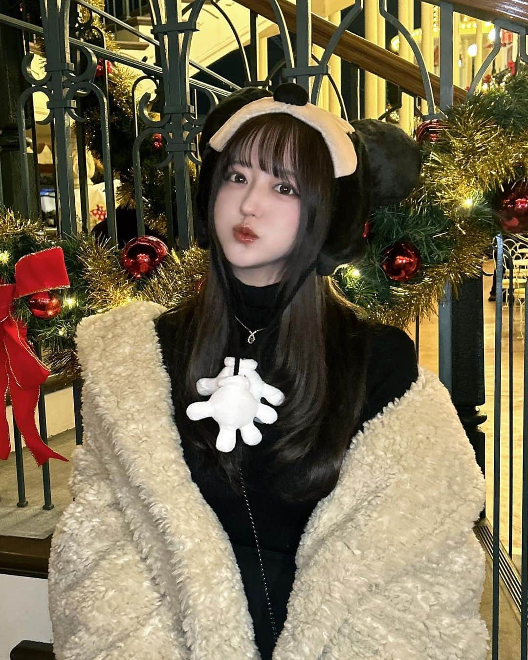 ひなこさんのインスタグラム写真 - (ひなこInstagram)「🎄💞🎀  Christmas Disneyが一番好きだから行けて嬉しかった🪄  ミッキーのファンキャップ被りたくて持っていったけど、 みんなとお揃いでピンクのカチューシャも被った🩷  クリスマスのフードもたくさん食べれました🍿 そして、髪の毛も実は暗くしました♡ @album_minami ありがとう🩶」12月19日 21時14分 - hnk165