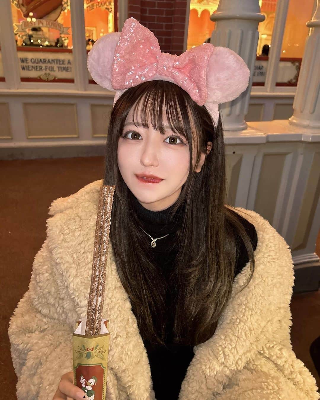 ひなこさんのインスタグラム写真 - (ひなこInstagram)「🎄💞🎀  Christmas Disneyが一番好きだから行けて嬉しかった🪄  ミッキーのファンキャップ被りたくて持っていったけど、 みんなとお揃いでピンクのカチューシャも被った🩷  クリスマスのフードもたくさん食べれました🍿 そして、髪の毛も実は暗くしました♡ @album_minami ありがとう🩶」12月19日 21時14分 - hnk165
