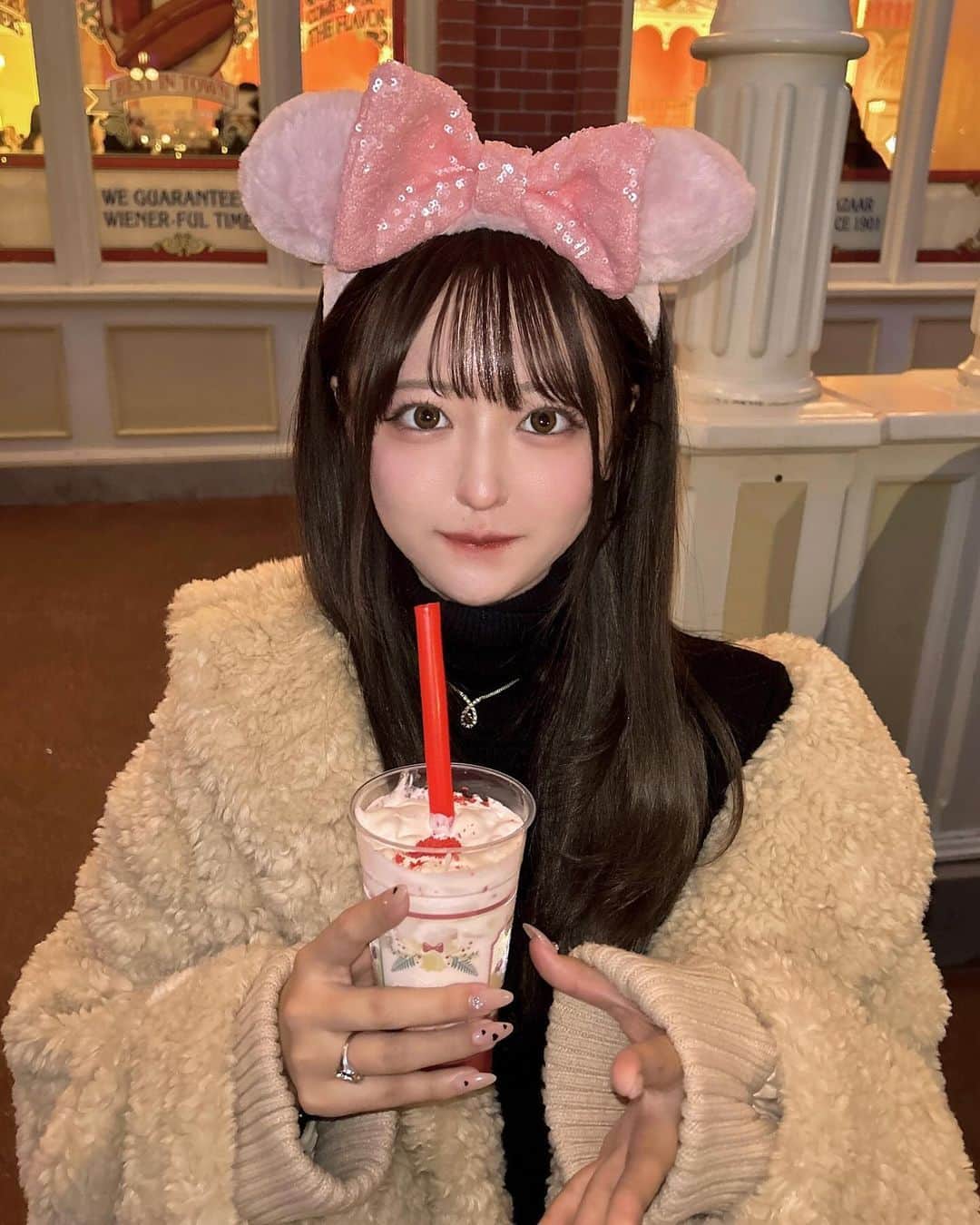 ひなこのインスタグラム：「🎄💞🎀  Christmas Disneyが一番好きだから行けて嬉しかった🪄  ミッキーのファンキャップ被りたくて持っていったけど、 みんなとお揃いでピンクのカチューシャも被った🩷  クリスマスのフードもたくさん食べれました🍿 そして、髪の毛も実は暗くしました♡ @album_minami ありがとう🩶」
