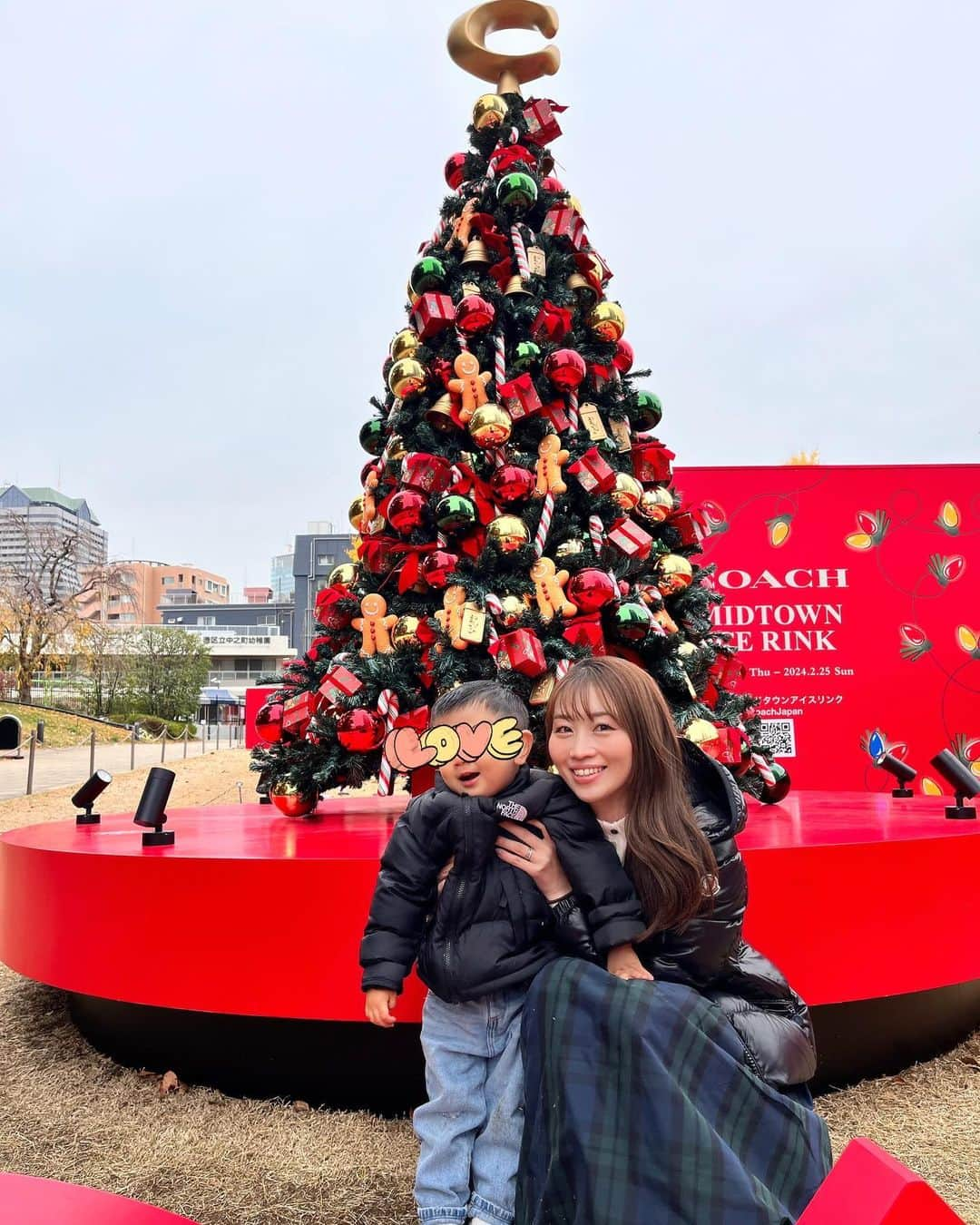 大寺かおりさんのインスタグラム写真 - (大寺かおりInstagram)「１歳👦秋冬の思い出🍁🎄  先日番組終わりにスタッフさんに「大寺さんって お子さんがいるように見えないですよね。 あ、セクハラとかじゃなくてね。良い意味で」 と言われまして。  全然嫌な気持ちになんてならなくて 嬉しかった。  正直、普段は息子が体調崩したときなんかは 1日こもりっきりの日もあるし、 すっぴん&髪をテキトーに結んで 夜まで部屋着で過ごす日もある。 いかにも母ちゃん的な姿で。 寝不足の日なんかヒドイ顔してることも多々…。  でも人に見られる仕事をして ありがたいことにテレビのお仕事もさせていただいて その時間だけはアナウンサーとしての自分でいられる。  メイクとヘアセットと衣装のおかげで変身できて。 スタッフさんや家族のおかげで仕事ができてます。  育休明けで仕事を再開した今年。 少し育児から離れる時間があることで 息子と過ごす時間をもっともっと大切にしようと 感じることができています。  など色々感じる師走☃️  #息子との記録 #最近たまにほっぺにチューしてくれるようになりました #嬉しい嬉しい嬉しい  #男の子ママ #アナウンサー #1歳男の子 #1y11m」12月19日 21時16分 - kaori_ootera