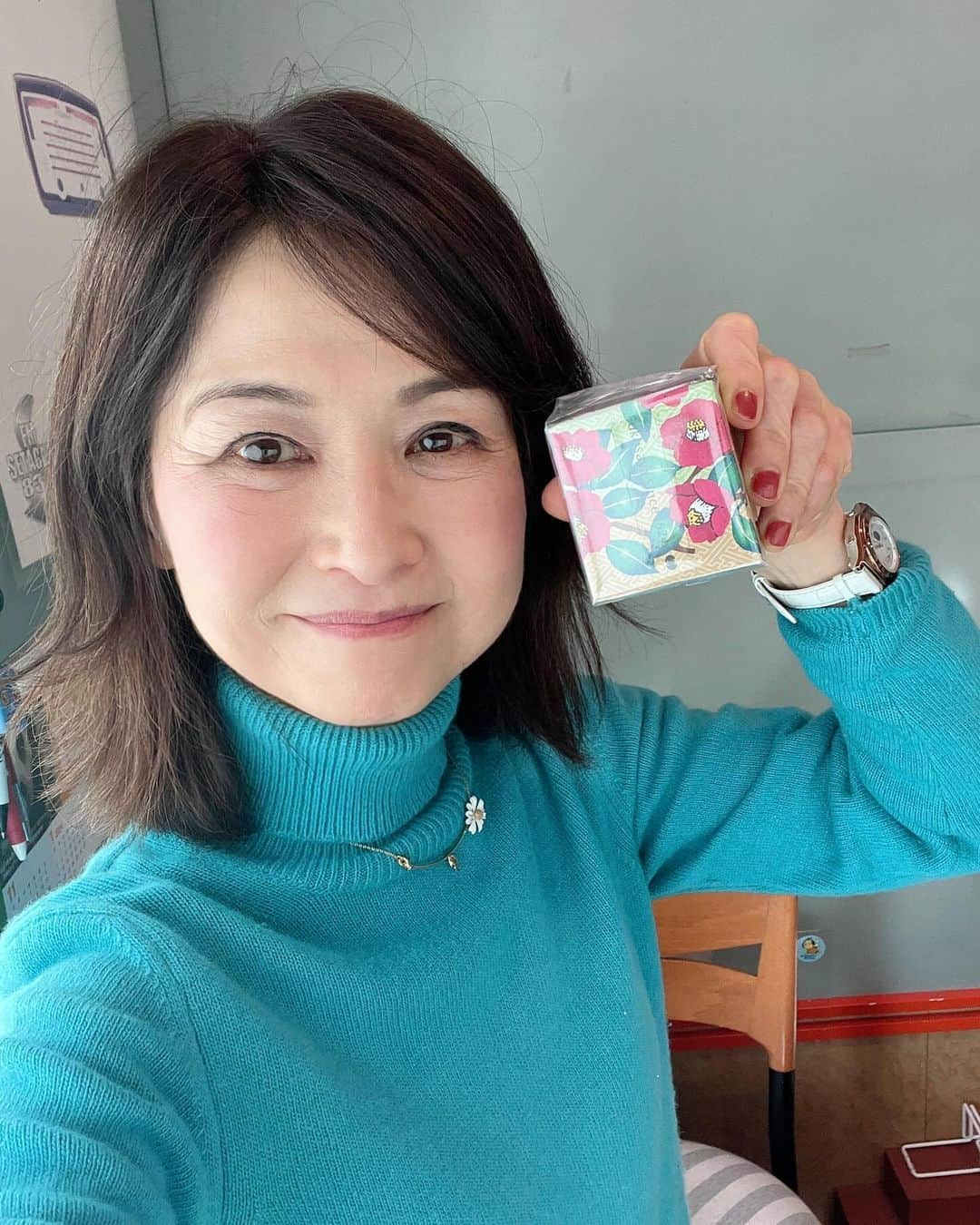 辛島美登里のインスタグラム：「今日も✉️たくさん有り難うございました‼️西さんに変わり 代打の藤咲あかねさん、優しきお声で楽しかったです😊 冬の絵本の感想も大切に読ませていただきました🥰ファンの方からカステラの差し入れ。寒椿柄、オシャレ🌺 12月26日のアフパラは『麺のはなし』 年越し蕎麦、皆さんの麺類愛を語ってください🍜🍝 韓国フリークの藤咲さんは「辛ラーメン‼️」 私はサッポロ一番（みそ） 西さんは担々麺（朝食） うどん県の方のメッセージもお待ちしてます💕 mail@afpara.jp」