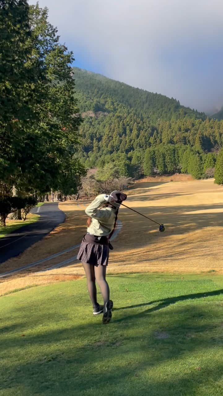 江原詩織のインスタグラム：「冬の朝、富士屋ホテル仙石ゴルフコース⛳️  富士山に向かって行く道中から  スタートホールの幻想的な雰囲気  最高でした◟̆◞̆✨  #富士山 #富士屋ホテル #富士屋ホテル仙石ゴルフコース  #ゴルフウェア #ゴルフコーデ #ドライバー #driver #ゴルフ初心者 #ゴルフ部 #ゴルフ上手くなりたい #ゴルフ好きとつながりたい #golfswing #女子ゴルフ #ゴルフ女子 #ゴルフ男子 #ゴルファー #golfrange #golflife #golfer #golf #골프 #กอล์ฟ #高尔夫球 #golfstagram #instagolf」