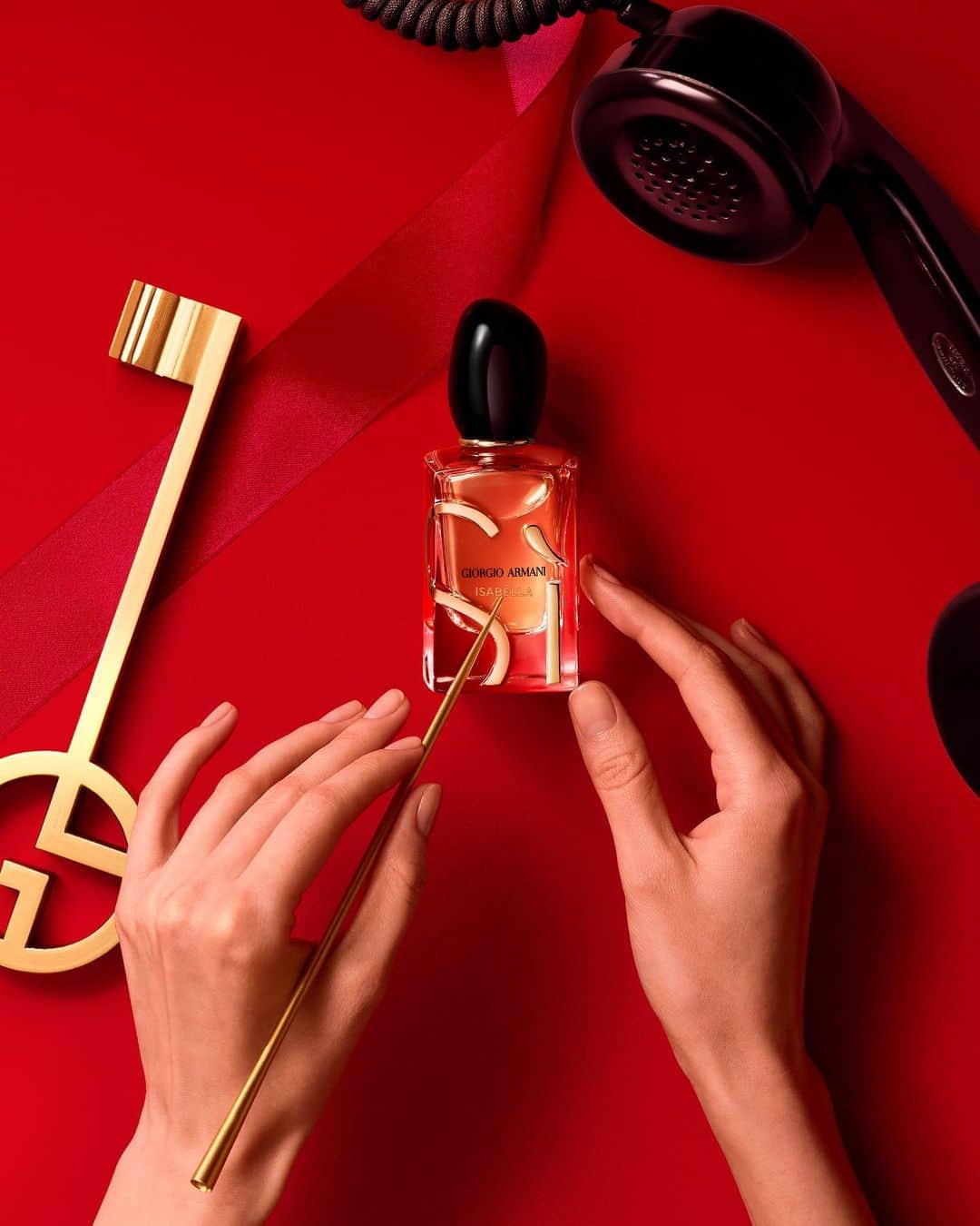 Armani Beautyのインスタグラム：「Personalized presents. Make this year unforgettable by going beyond ordinary gifts. From makeup to fragrance, engrave your gifts this year to create a unique and cherished memory for your loved one.  #Armanibeauty #ArmaniGift #ArmaniSi #SaySi #Fragrance #HolidayGift」