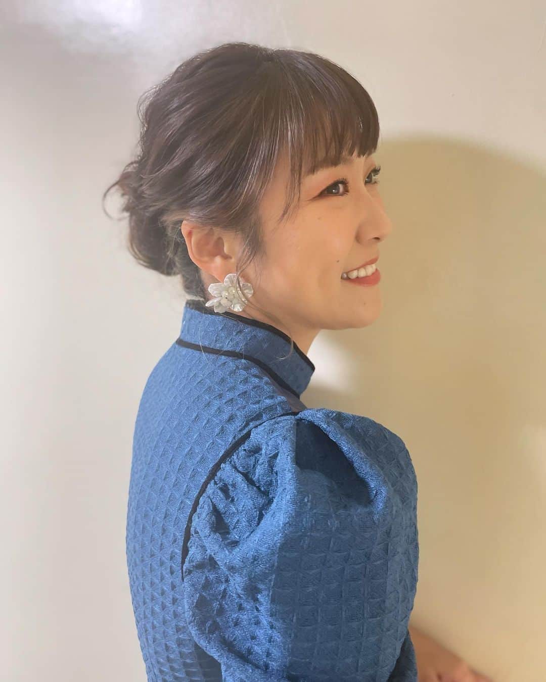 森山愛子のインスタグラム：「いつもと違う角度から。  #横顔 #smile  #演歌歌手 #森山愛子」