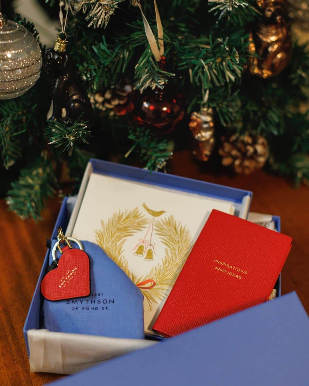田中幸恵のインスタグラム：「____ . holiday gift🎄  thank you🤍　 @smythson  ペンケースに名刺入れ、 ノートと愛用してるスマイソンの嬉しいgift🎁 クリスマスカードにハートのキーホルダーと ミニノート  inspirations and ideas  ミニノートには 感じたことやアイデアを たくさん書き込められるような ステキな年にしたいな😚  スマイソンはブルーで揃えてきたけど、 赤小物もテンション上がる⤴︎  #smythson  #stationary #holidaygifts  #スマイソン」
