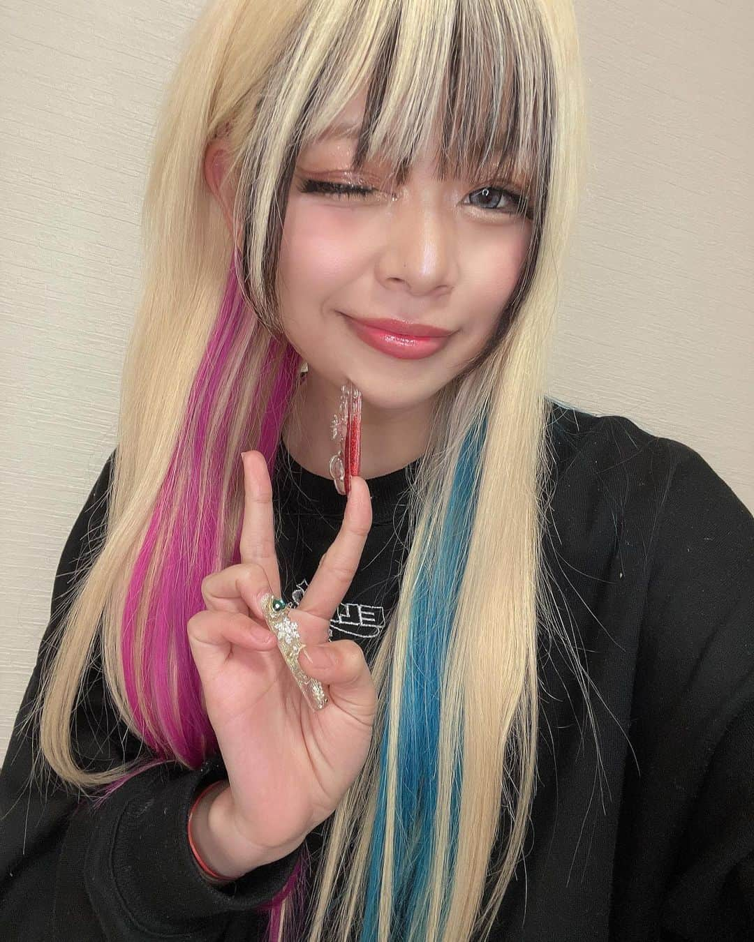 荒川さんのインスタグラム写真 - (荒川Instagram)「💖💙🖤 髪の毛変えた〜💖💖💖💖 前髪黒もエクです エクステはどんな夢も叶えてくれますね  #もーそろクリスマスやし何したっていいじゃんってはなし  明日も頑張ろう！！💖💖 毎日色々あるけど負けんとこー⁉️💖💖💖💖 ぜってえ負けねえ✨わら」12月19日 22時22分 - khkhkhzk