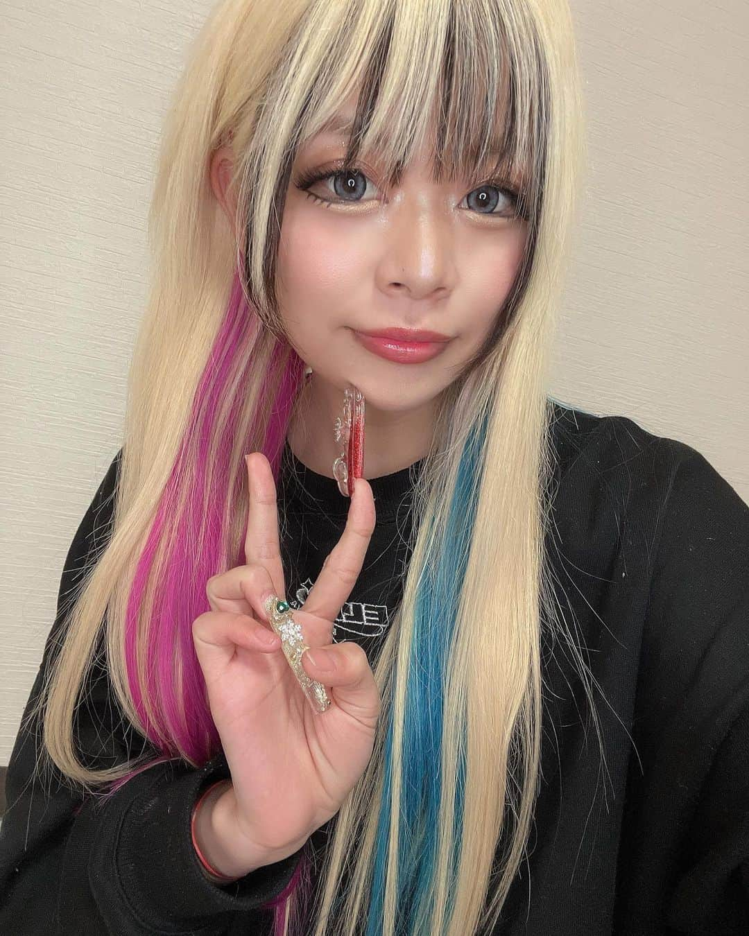 荒川さんのインスタグラム写真 - (荒川Instagram)「💖💙🖤 髪の毛変えた〜💖💖💖💖 前髪黒もエクです エクステはどんな夢も叶えてくれますね  #もーそろクリスマスやし何したっていいじゃんってはなし  明日も頑張ろう！！💖💖 毎日色々あるけど負けんとこー⁉️💖💖💖💖 ぜってえ負けねえ✨わら」12月19日 22時22分 - khkhkhzk