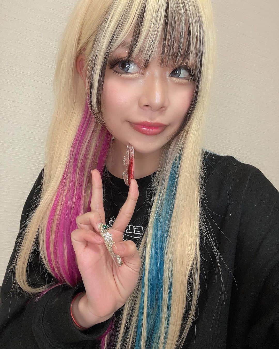 荒川のインスタグラム：「💖💙🖤 髪の毛変えた〜💖💖💖💖 前髪黒もエクです エクステはどんな夢も叶えてくれますね  #もーそろクリスマスやし何したっていいじゃんってはなし  明日も頑張ろう！！💖💖 毎日色々あるけど負けんとこー⁉️💖💖💖💖 ぜってえ負けねえ✨わら」