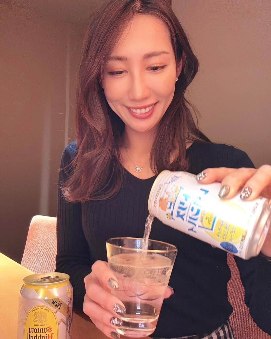 yurieさんのインスタグラム写真 - (yurieInstagram)「しごおわの晩酌🥃✨  お家で1人晩酌は大抵ハイボール✨一応気にして蒸留酒を選ぶ笑  ロックアイスに入れて飲むハイボールが溶けにくくて美味しいよ〜😆🧊  ローソンとファミリーマートで今ならお得なキャンペーンをやっているよ😏 対象商品が多いから選ぶのも楽しいし、飲む時ロックアイスは本当美味しいから全力でオススメする😏    ■今回のキャンペーン 対象アイテムをいずれか2本購入で、ロックアイス100円割引券が貰える  ■実施チェーン：ファミリーマート・ローソン ■期間：12/19（火）～1/8（月） ■対象アイテム 角ハイボール　350ml/500ml 角ハイボール濃いめ　350ml/500ml トリスハイボール　350ml/500ml トリスハイボール美味しい濃いめ　350ml/500ml トリスレモンハイ　350ml/500ml ※一部取り扱いのない店舗がございます ジムビームハイボール　350ml/500ml 翠ジンソーダ　350ml/500ml  ■割引券発行対象 〈ファミリーマート〉注いで飲めるICE/使いやすいサイズのICE/便利なチャック付きICE　※便利なチャック付きICEは、沖縄県店舗対象外 〈ローソン〉ローソン　アイス　1.1kg   #PR #サントリー #氷でハイボールを楽しもう #ローソン」12月19日 22時48分 - yurie808golf