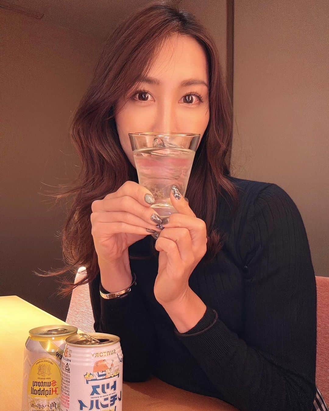 yurieさんのインスタグラム写真 - (yurieInstagram)「しごおわの晩酌🥃✨  お家で1人晩酌は大抵ハイボール✨一応気にして蒸留酒を選ぶ笑  ロックアイスに入れて飲むハイボールが溶けにくくて美味しいよ〜😆🧊  ローソンとファミリーマートで今ならお得なキャンペーンをやっているよ😏 対象商品が多いから選ぶのも楽しいし、飲む時ロックアイスは本当美味しいから全力でオススメする😏    ■今回のキャンペーン 対象アイテムをいずれか2本購入で、ロックアイス100円割引券が貰える  ■実施チェーン：ファミリーマート・ローソン ■期間：12/19（火）～1/8（月） ■対象アイテム 角ハイボール　350ml/500ml 角ハイボール濃いめ　350ml/500ml トリスハイボール　350ml/500ml トリスハイボール美味しい濃いめ　350ml/500ml トリスレモンハイ　350ml/500ml ※一部取り扱いのない店舗がございます ジムビームハイボール　350ml/500ml 翠ジンソーダ　350ml/500ml  ■割引券発行対象 〈ファミリーマート〉注いで飲めるICE/使いやすいサイズのICE/便利なチャック付きICE　※便利なチャック付きICEは、沖縄県店舗対象外 〈ローソン〉ローソン　アイス　1.1kg   #PR #サントリー #氷でハイボールを楽しもう #ローソン」12月19日 22時48分 - yurie808golf