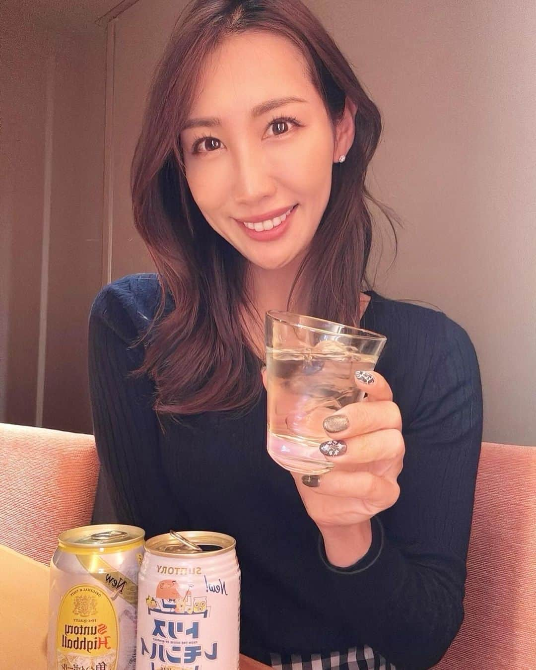 yurieさんのインスタグラム写真 - (yurieInstagram)「しごおわの晩酌🥃✨  お家で1人晩酌は大抵ハイボール✨一応気にして蒸留酒を選ぶ笑  ロックアイスに入れて飲むハイボールが溶けにくくて美味しいよ〜😆🧊  ローソンとファミリーマートで今ならお得なキャンペーンをやっているよ😏 対象商品が多いから選ぶのも楽しいし、飲む時ロックアイスは本当美味しいから全力でオススメする😏    ■今回のキャンペーン 対象アイテムをいずれか2本購入で、ロックアイス100円割引券が貰える  ■実施チェーン：ファミリーマート・ローソン ■期間：12/19（火）～1/8（月） ■対象アイテム 角ハイボール　350ml/500ml 角ハイボール濃いめ　350ml/500ml トリスハイボール　350ml/500ml トリスハイボール美味しい濃いめ　350ml/500ml トリスレモンハイ　350ml/500ml ※一部取り扱いのない店舗がございます ジムビームハイボール　350ml/500ml 翠ジンソーダ　350ml/500ml  ■割引券発行対象 〈ファミリーマート〉注いで飲めるICE/使いやすいサイズのICE/便利なチャック付きICE　※便利なチャック付きICEは、沖縄県店舗対象外 〈ローソン〉ローソン　アイス　1.1kg   #PR #サントリー #氷でハイボールを楽しもう #ローソン」12月19日 22時48分 - yurie808golf