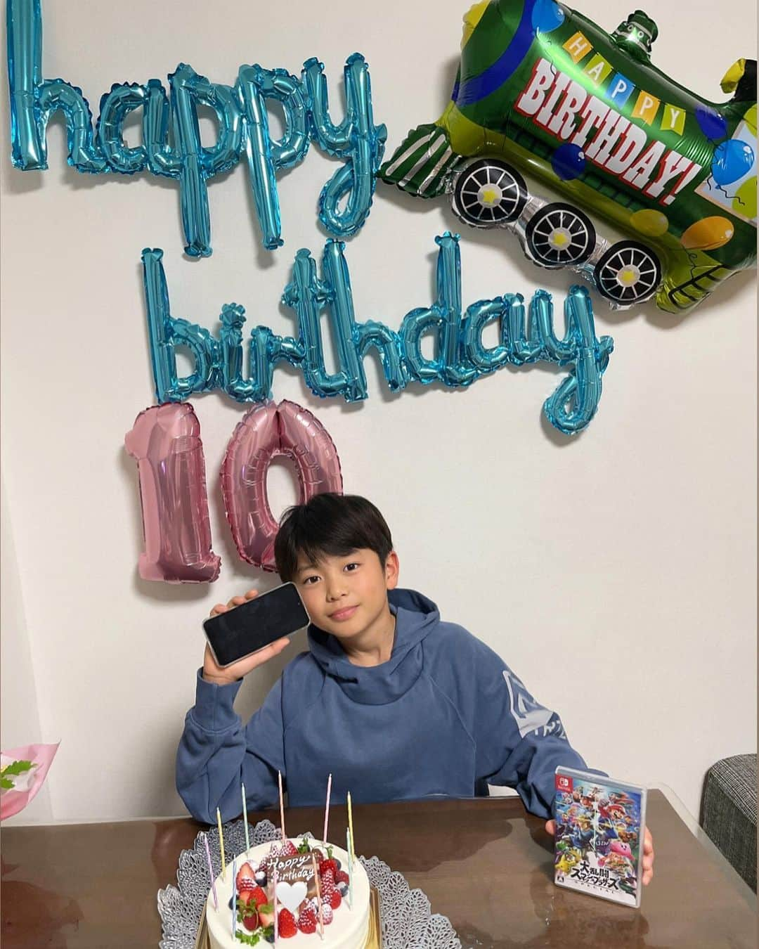 小野寺皐さんのインスタグラム写真 - (小野寺皐Instagram)「息子、本日10歳の誕生日を迎えました🎂✨✨  今日まで大きな病気や怪我なく、元気に育ってくれてありがとう😊 人の気持ちに寄り添える優しい心を持っていてくれてありがとう✨ もう10歳。 ママになって10年だけれどまだまだ未熟でごめんね😂これからも一緒に成長していこうね☺️  羊水を大量に飲んでしまっていて仮死状態で生まれてきた息子。 出産直後、私は予想を遥かに超えた壮絶な痛みで放心状態だったため、何が起きているのか分からなかったのですが💦 先生が来てくれて、すぐに吸引処置をしてもらい、息を吹き返して生きてくれた息子。私の胸の上にのせてもらい、呼吸をしているのを感じられたとき、今までに感じた事のない気持ちになりました🥹 誕生日を迎える度に思い出して、命の尊さを改めて感じます✨  かけがえのない存在、我が家の宝物✨ 良いお友達にも恵まれて幸せだね これからもずっと愛しているからね♡  お誕生日プレゼントは、念願のスマホ📱 じいじ達からは、Switchのソフト で御満悦🥰🥰🥰  2023.12.19  #model#japanesemodel#mama#son#birthday#birthdaycake#present#birthdaypresent#モデル#日本人モデル#名古屋モデル#東京モデル#大阪モデル#ママ#ママモデル#息子#10歳#小4男子#バースデーケーキ#バースデープレゼント#誕生日」12月19日 22時50分 - satsukionodera