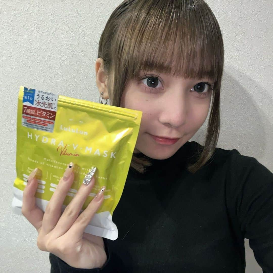 吉田羽花さんのインスタグラム写真 - (吉田羽花Instagram)「ビタミンたっぷりのルルルンマスク🍋‪‪❤︎‬ ルルルン ハイドラ V マスク  化粧水の代わりに使う化粧水フェイスマスクやけ、洗顔後または入浴後に化粧水の代わりにすぐに貼るだけで簡単にスキンケアできちゃうの!!😳  お肌の調子が悪い時は乾燥している事が原因だったりするけ保湿がほんとに大事！そんな時にこのパックを使うのおすすめだよ~🫶🏻  しかも毛穴の目立たないうるおい水光肌にしてくれるよｰ!! 7種類のビタミンと7種類のハーブで集中ケアまでしてくれるの嬉しすぎるよね、、🥺💜 冬は乾燥天敵やけ、このパックを使って保湿しよー！！  #PR #ルルルン #シートマスク #ビタミン #水光肌 #毛穴ケア」12月19日 23時06分 - waka.yoshida_