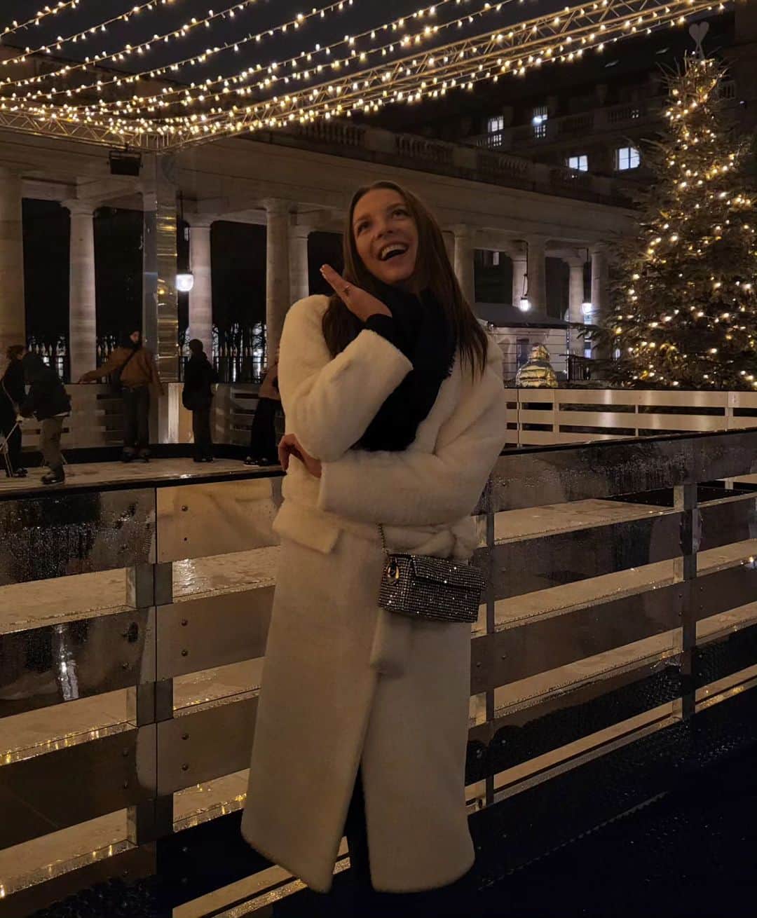メリティナ・スタニウタのインスタグラム：「Make a wish , I know miracles can happen ✨️  Загадай жаданне 💫」