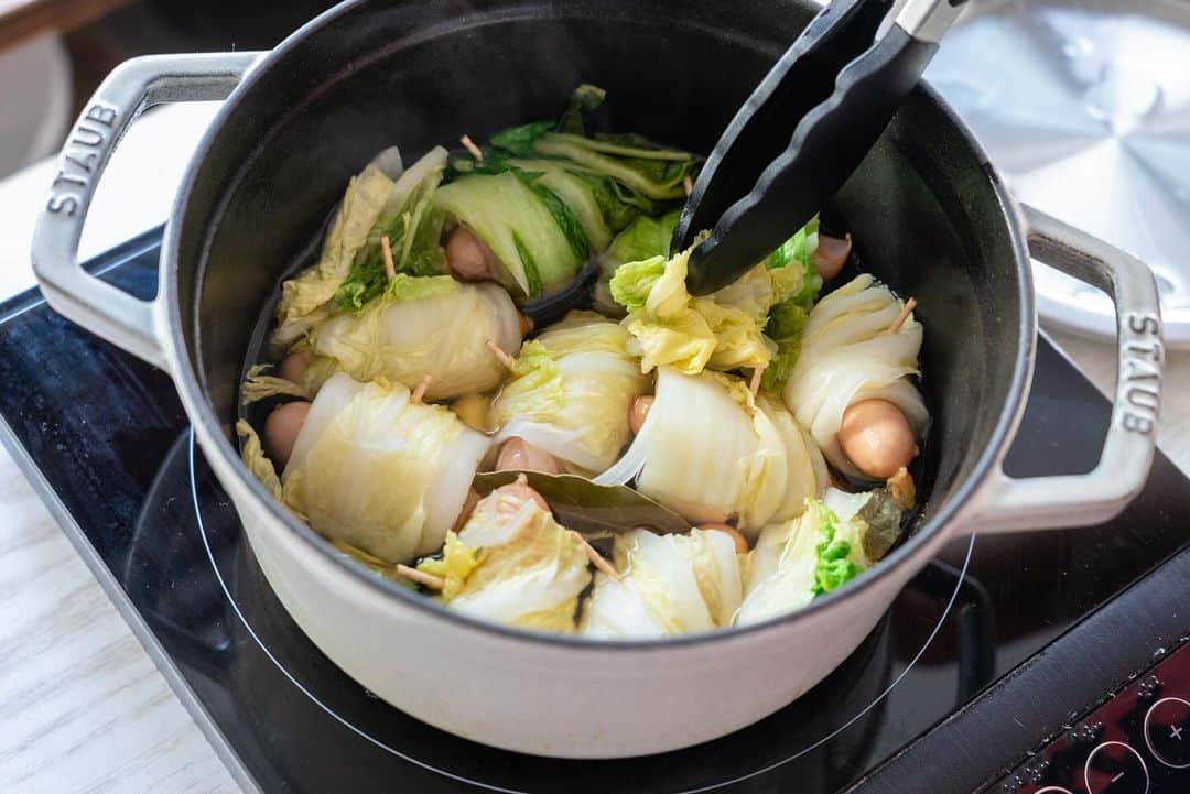 ぐっち夫婦さんのインスタグラム写真 - (ぐっち夫婦Instagram)「白菜でウインナーをくるんと巻いて トマト缶で煮るだけです！  あったか白菜レシピ🥬☺️  今日は「ロール白菜のトマト煮」  今が旬の白菜。鍋になりがちだけど トマト煮にしても美味しいです＾＾  レンチンした白菜にウインナーを くるくる巻いて、さっとトマト煮☺️🙋‍♀️ ロールキャベツ作るよりも手軽に🙆‍♂️  ぜひ作ってみてね〜⭐︎  ☻☻ⒽⒺⓁⓁⓄ☻☻  「ロール白菜のトマト煮」 🥞分量：3-4人分 ⏰調理時間：30分 ⭐️難易度：★★︎☆  白菜　1/8個（500g） ウインナー　6本 にんにく　1片 きざみパセリ　適量 塩・こしょう　各少々  【A】 水　200ml コンソメ（顆粒）　大さじ1 ローリエ　1枚  【B】 トマト缶（カット）　200g 砂糖　小さじ1/2 バター　10g  🐣下準備🐣 白菜は根元を落とし、耐熱皿に入れてラップをし、 電子レンジ（600W）で7〜8分、白菜がやわらかくなるまで加熱する（芯がかたい場合は追加加熱する）。 にんにくは潰しておく。  🙋‍♂️巻く🙋‍♀️ 白菜を広げ、端からウインナーを巻く。 巻き終わりを爪楊枝で止める。 余った白菜は2〜3cm幅に切る。  🙋‍♂️煮る🙋‍♀️ 鍋に【A】、にんにくを入れて弱火で温め、 温まってきたら、白菜で巻いたウインナーと ざく切りにした白菜を入れ、ふたをして10分ほど煮る。 その後、【B】を加えて10分ほど煮る。 塩・こしょうで味を調える。  🙋‍♂️仕上げる🙋‍♀️ 器に盛りパセリ、お好みでオイル（分量外）を振る。  ***  🍳レシピ概要  旬の白菜でウインナーを巻き、コンソメで煮込み、 トマト缶やバターを入れてさらに煮込みます。 白菜は先にレンジ加熱しておくことで、 ウインナーが巻きやすくなり、 煮込み時間も短くなりますよ。 仕上げにパセリを振ってね＾＾  ***  旬の白菜でウインナーを巻いた、 子どももおいしく食べられるレシピの完成！  トマト缶とコンソメで洋風仕立てに⭐︎ バターを入れてコクもプラスしています＾＾  ぐっち夫婦の今日なにたべよう？🙋‍♂️🍽🙋‍♀️  ***  🐣お知らせ🐣  📘好評発売中！ 「いろいろつくってきたけど、やっぱりこの味」  🎦 YouTube 【ぐっち夫婦のふたりごはん】でも レシピ配信しています〜！ 遊びにきてね🙋‍♂️🙋‍♀️ @gucci_fuufu  💬 LINEでレシピ検索できます！ @gucci_fuufu にて  ☻☻ⒽⒺⓁⓁⓄ☻★  #japanesefood #japanesefoods #レシピ #料理記録 #手作り料理 #簡単レシピ #ふたりごはん#夕ご飯 #晩ご飯 #お家ご飯 #手料理 #今日のごはん #ぐっち夫婦 #料理好きな人と繋がりたい #白菜レシピ #トマト缶 #ウインナー #白菜」12月19日 23時22分 - gucci_fuufu