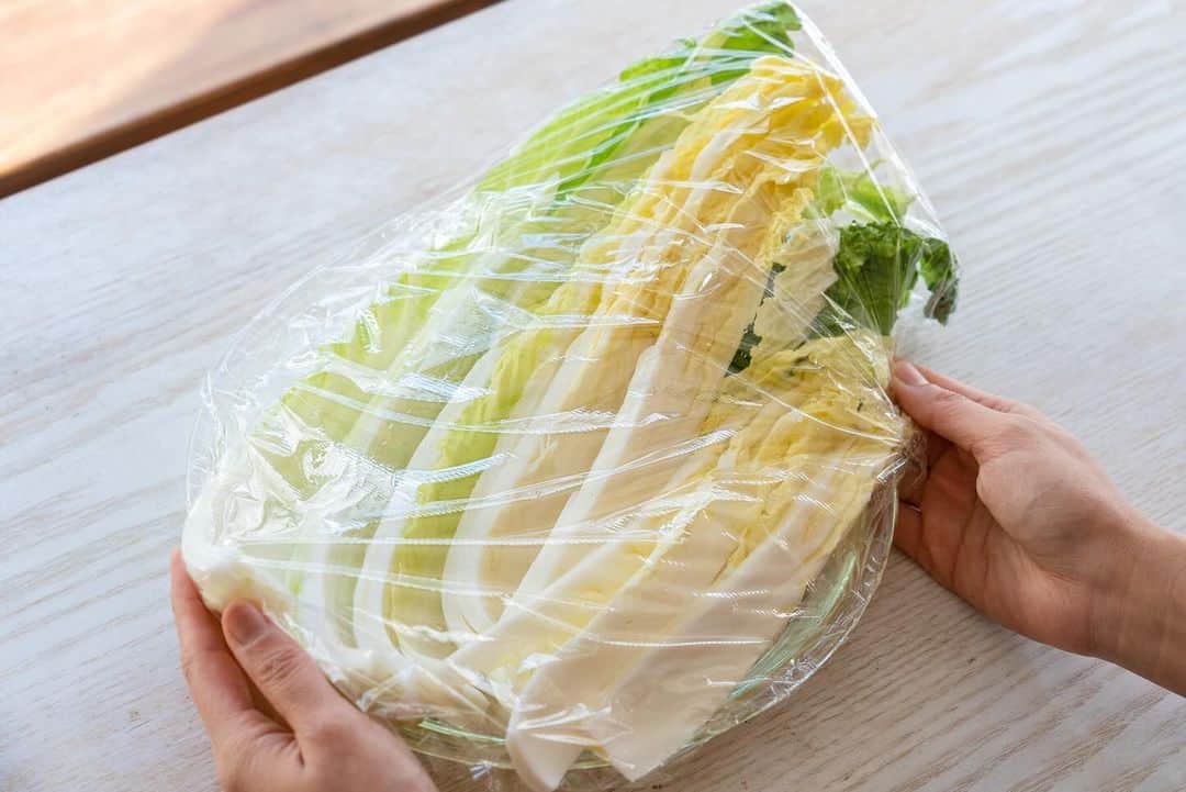 ぐっち夫婦さんのインスタグラム写真 - (ぐっち夫婦Instagram)「白菜でウインナーをくるんと巻いて トマト缶で煮るだけです！  あったか白菜レシピ🥬☺️  今日は「ロール白菜のトマト煮」  今が旬の白菜。鍋になりがちだけど トマト煮にしても美味しいです＾＾  レンチンした白菜にウインナーを くるくる巻いて、さっとトマト煮☺️🙋‍♀️ ロールキャベツ作るよりも手軽に🙆‍♂️  ぜひ作ってみてね〜⭐︎  ☻☻ⒽⒺⓁⓁⓄ☻☻  「ロール白菜のトマト煮」 🥞分量：3-4人分 ⏰調理時間：30分 ⭐️難易度：★★︎☆  白菜　1/8個（500g） ウインナー　6本 にんにく　1片 きざみパセリ　適量 塩・こしょう　各少々  【A】 水　200ml コンソメ（顆粒）　大さじ1 ローリエ　1枚  【B】 トマト缶（カット）　200g 砂糖　小さじ1/2 バター　10g  🐣下準備🐣 白菜は根元を落とし、耐熱皿に入れてラップをし、 電子レンジ（600W）で7〜8分、白菜がやわらかくなるまで加熱する（芯がかたい場合は追加加熱する）。 にんにくは潰しておく。  🙋‍♂️巻く🙋‍♀️ 白菜を広げ、端からウインナーを巻く。 巻き終わりを爪楊枝で止める。 余った白菜は2〜3cm幅に切る。  🙋‍♂️煮る🙋‍♀️ 鍋に【A】、にんにくを入れて弱火で温め、 温まってきたら、白菜で巻いたウインナーと ざく切りにした白菜を入れ、ふたをして10分ほど煮る。 その後、【B】を加えて10分ほど煮る。 塩・こしょうで味を調える。  🙋‍♂️仕上げる🙋‍♀️ 器に盛りパセリ、お好みでオイル（分量外）を振る。  ***  🍳レシピ概要  旬の白菜でウインナーを巻き、コンソメで煮込み、 トマト缶やバターを入れてさらに煮込みます。 白菜は先にレンジ加熱しておくことで、 ウインナーが巻きやすくなり、 煮込み時間も短くなりますよ。 仕上げにパセリを振ってね＾＾  ***  旬の白菜でウインナーを巻いた、 子どももおいしく食べられるレシピの完成！  トマト缶とコンソメで洋風仕立てに⭐︎ バターを入れてコクもプラスしています＾＾  ぐっち夫婦の今日なにたべよう？🙋‍♂️🍽🙋‍♀️  ***  🐣お知らせ🐣  📘好評発売中！ 「いろいろつくってきたけど、やっぱりこの味」  🎦 YouTube 【ぐっち夫婦のふたりごはん】でも レシピ配信しています〜！ 遊びにきてね🙋‍♂️🙋‍♀️ @gucci_fuufu  💬 LINEでレシピ検索できます！ @gucci_fuufu にて  ☻☻ⒽⒺⓁⓁⓄ☻★  #japanesefood #japanesefoods #レシピ #料理記録 #手作り料理 #簡単レシピ #ふたりごはん#夕ご飯 #晩ご飯 #お家ご飯 #手料理 #今日のごはん #ぐっち夫婦 #料理好きな人と繋がりたい #白菜レシピ #トマト缶 #ウインナー #白菜」12月19日 23時22分 - gucci_fuufu