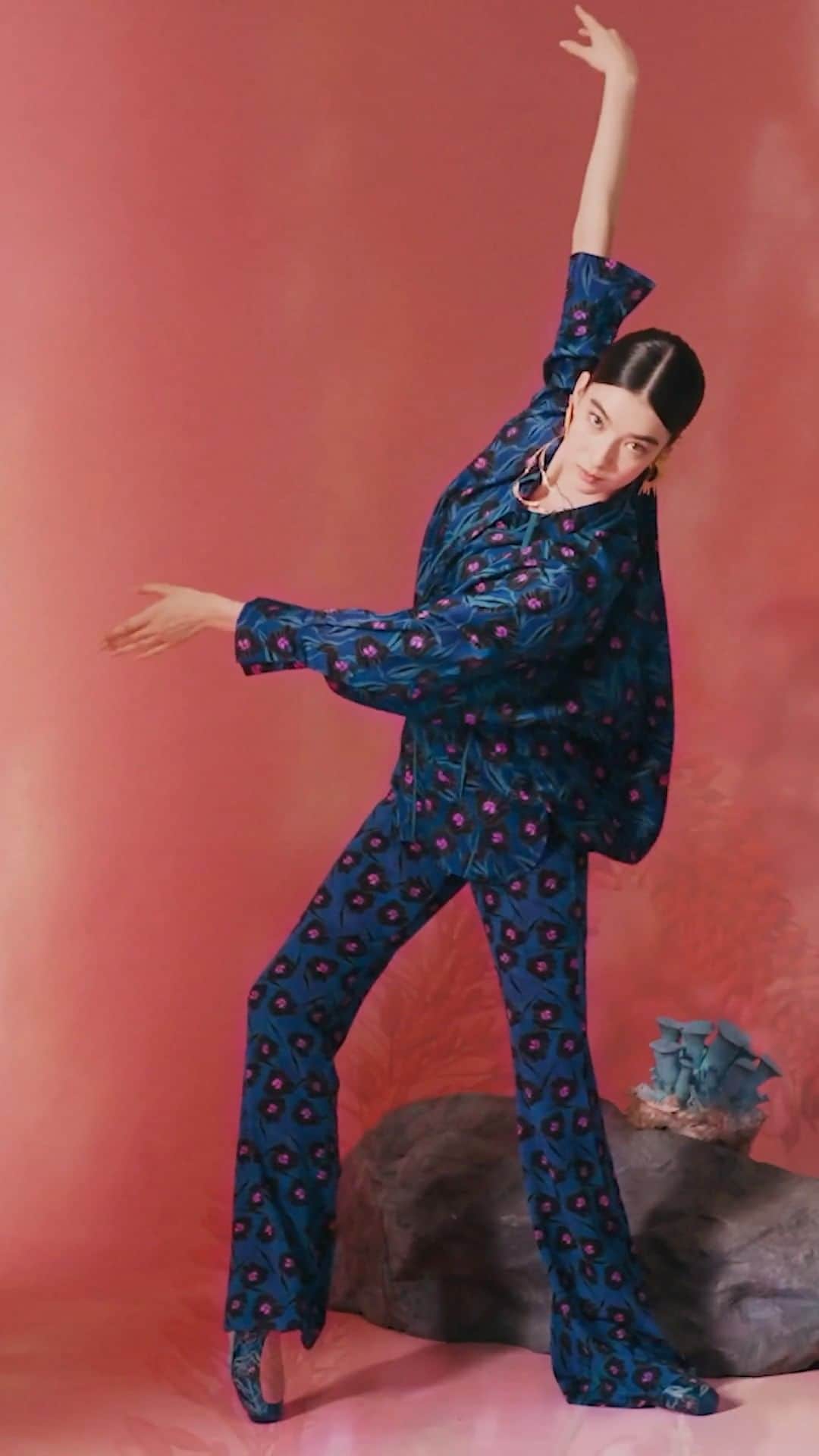 ダイアン フォン ファステンバーグのインスタグラム：「“The most fulfilling part of being a ballet dancer is being on stage. It’s when I express my love of dance and feel the most free and InCharge.” - Chloe Misseldine, our Winter 23 campaign’s ballerina 🩰 #DVF」