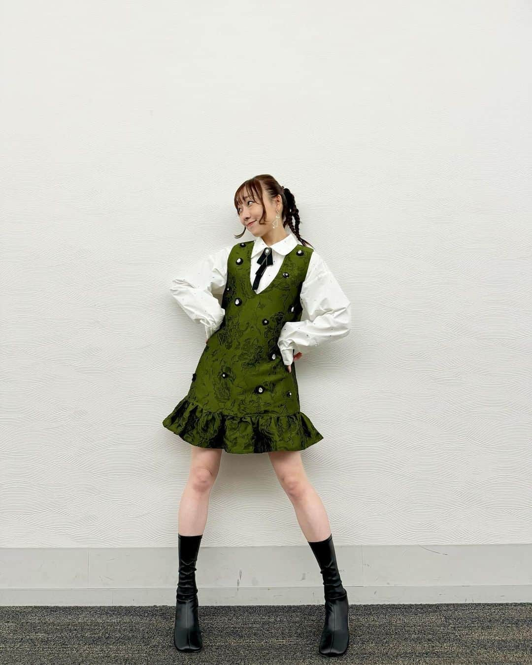 須田亜香里さんのインスタグラム写真 - (須田亜香里Instagram)「背中であやとりできそうな衣装🧶 12月24日(日)は年内ラストの【熱闘Mリーグ】公開収録！ 21:55ごろから六本木ヒルズけやき坂スタジオで会えますよー！ ここ３週の衣装もずらりと載せます☺️ #熱闘mリーグ #須田亜香里衣装  他にも12月21日(木) アスナル金山( @asunalkanayama )で公開録音！ そちらでも直接会えます！ギター弾くよー🎄 【須田亜香里･大倉士門×ASUNAL TREASURE】#アストレ」12月19日 23時33分 - akarisuda