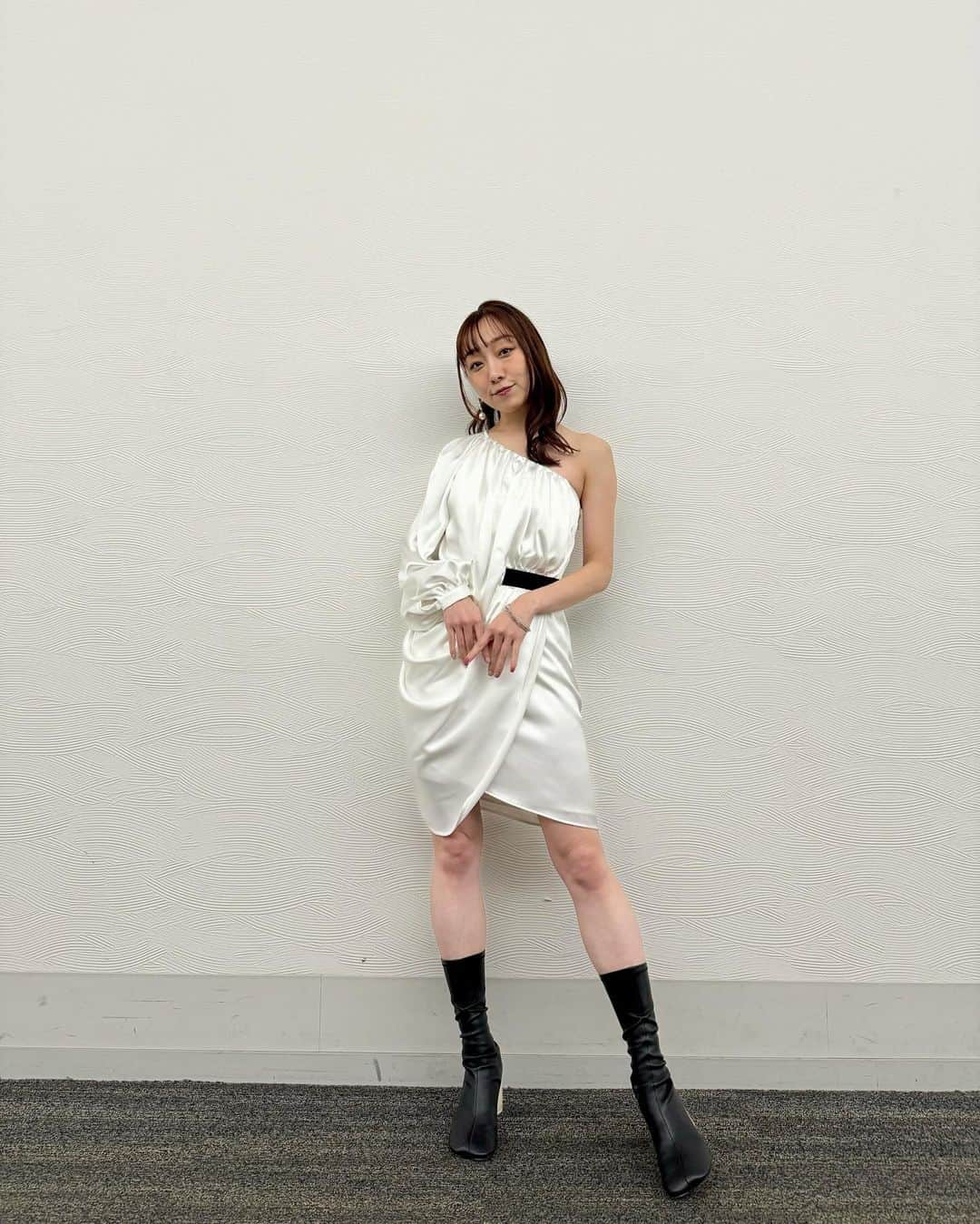 須田亜香里さんのインスタグラム写真 - (須田亜香里Instagram)「背中であやとりできそうな衣装🧶 12月24日(日)は年内ラストの【熱闘Mリーグ】公開収録！ 21:55ごろから六本木ヒルズけやき坂スタジオで会えますよー！ ここ３週の衣装もずらりと載せます☺️ #熱闘mリーグ #須田亜香里衣装  他にも12月21日(木) アスナル金山( @asunalkanayama )で公開録音！ そちらでも直接会えます！ギター弾くよー🎄 【須田亜香里･大倉士門×ASUNAL TREASURE】#アストレ」12月19日 23時33分 - akarisuda