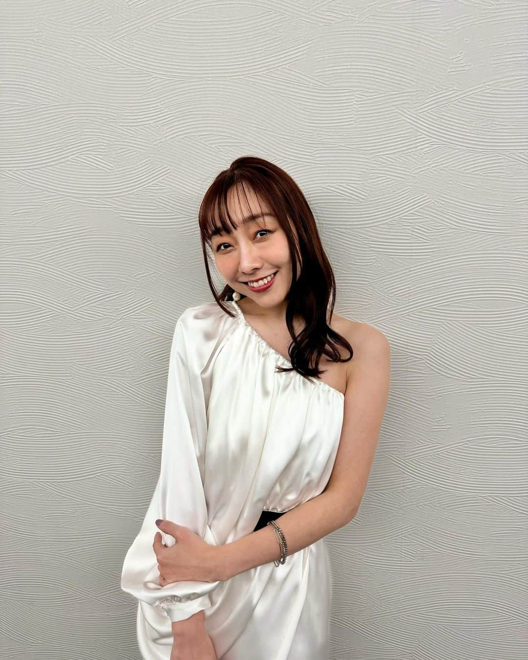 須田亜香里さんのインスタグラム写真 - (須田亜香里Instagram)「背中であやとりできそうな衣装🧶 12月24日(日)は年内ラストの【熱闘Mリーグ】公開収録！ 21:55ごろから六本木ヒルズけやき坂スタジオで会えますよー！ ここ３週の衣装もずらりと載せます☺️ #熱闘mリーグ #須田亜香里衣装  他にも12月21日(木) アスナル金山( @asunalkanayama )で公開録音！ そちらでも直接会えます！ギター弾くよー🎄 【須田亜香里･大倉士門×ASUNAL TREASURE】#アストレ」12月19日 23時33分 - akarisuda