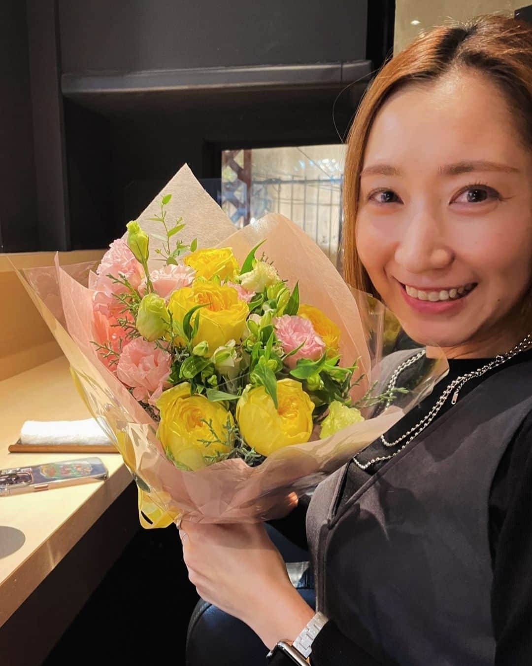 水村リアのインスタグラム：「💐 ⁡  お花を頂くのは 昔から大好きです♡ うれしー♡ ⁡ ⁡ お世話になった方からサプライズで💐 ありがとうございました☺️ ⁡ ⢀⢀✰☽𓂂⢄༶⡱⢀⢀ ✰☽𓂂⢄༶⡱⢀⢀ ✰☽𓂂⢄༶⡱⢀⢀  ⁡ #💐 #🎁 #花 #ギフト #プレゼント #motorsports」