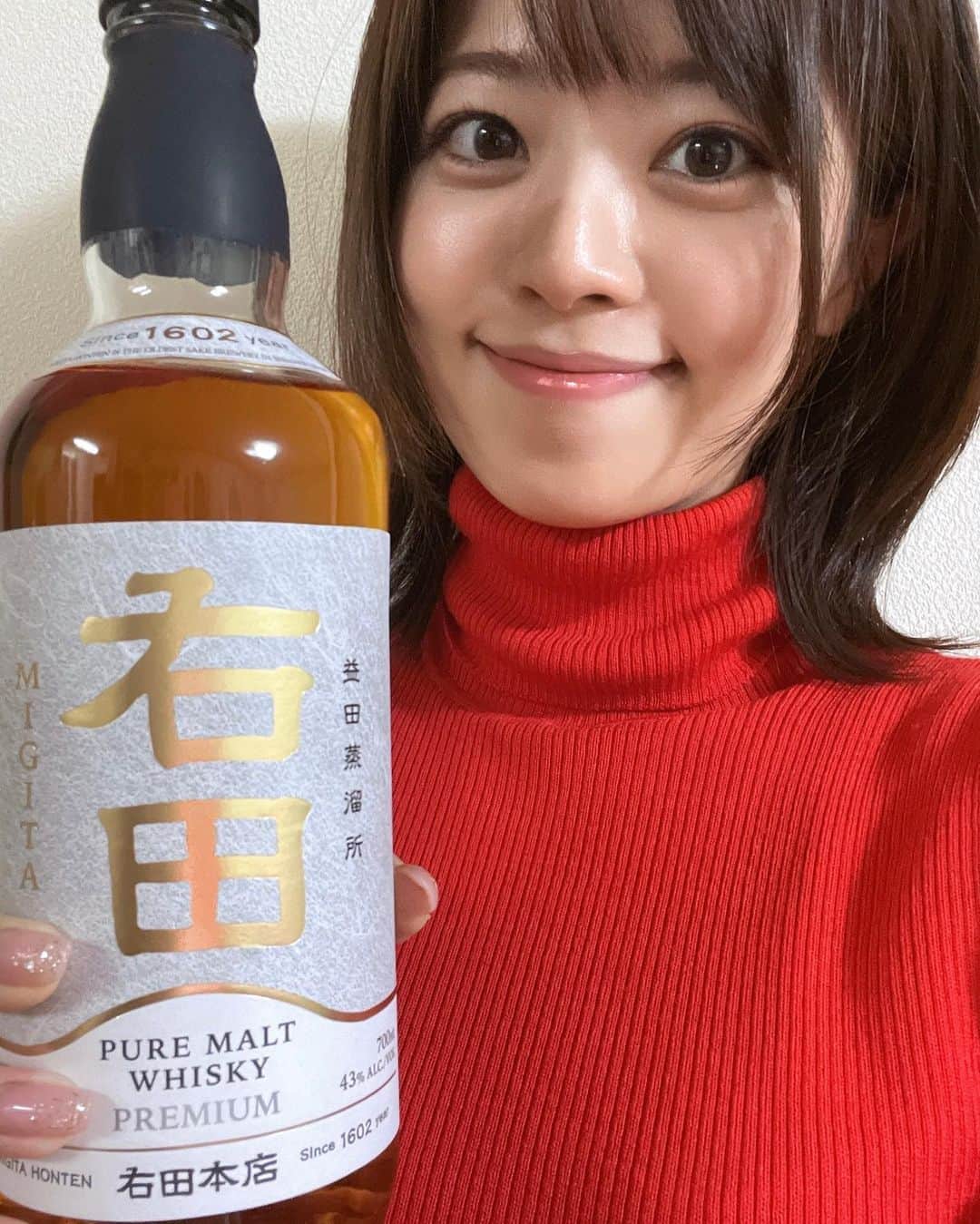 森谷佳奈のインスタグラム：「〜最近の晩酌日記〜  真咲さんから教えてもらった 島根県初のウイスキー蒸溜所「右田」のウイスキーが美味しい件について🥃  ハイボール好きなのはみなさんにバレバレだと思うんですが、あまり詳しくなくて いままで決まったものばかりを呑んでました。  ただ、最近はきださNight!のなかで スペランツァのバイトのえみくんから ハイボールの美味しい作り方を聞いたので せっかくなら家で作りたーい😍と思い立ち 家でも丁寧に作ってみました！！笑 えみくん、我ながら美味しくできたよ…(小声)  ウイスキーに関してなのですが メールチェッカーの真咲さんが「これ、おいしいよ〜」とおススメしてくれた右田のウイスキー。 お店の方にも相談してこちらを選びました！  「ピュアモルトウイスキー プレミアム」👏  スモーキーな香りが鼻から抜ける！！香り高くておいしい！ハイボール以外でも飲みたいくらい上質なお味です。 島根の環境が生み出したうまさですね😌 コクもあるのでナッツと合わせても美味しかったです😳🙏 島根県内限定販売商品らしく、なかなかにレア。  これは一年頑張った自分へのご褒美ですね🙄👍笑 みなさんもぜひ。良い晩酌を🥂  #右田本店 #右田ウイスキー」