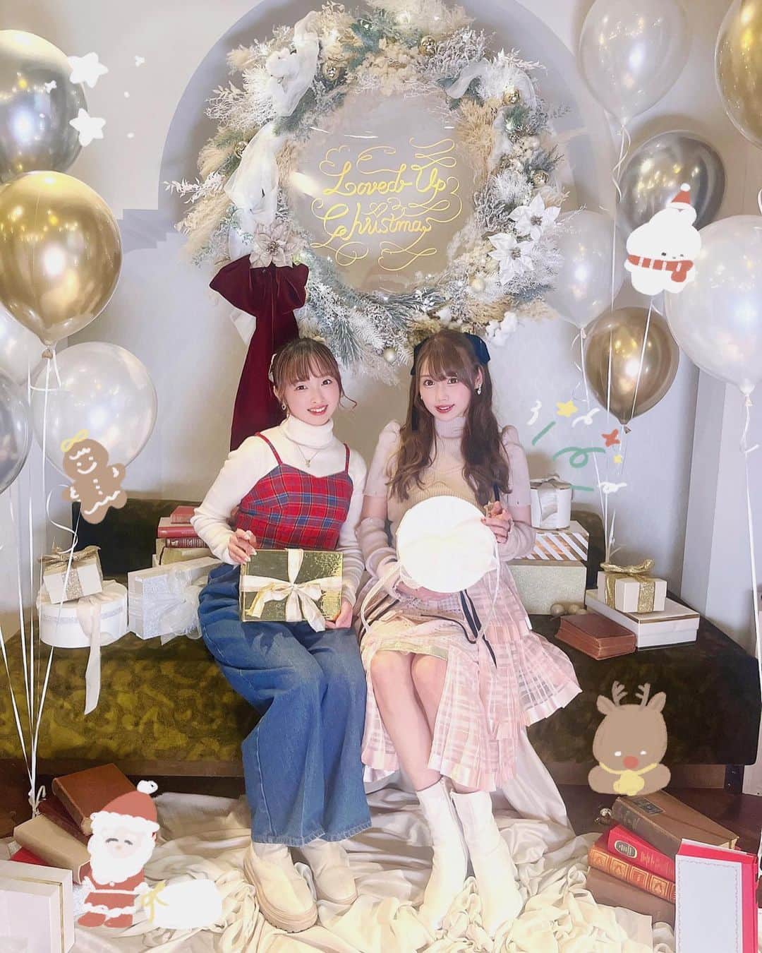 塚本舞のインスタグラム：「モテ料理研究家🍑双松桃子ちゃん @momosan0627  味の素パークさん @ajinomoto_park 🐼 𝐌𝐈𝐒𝐒 𝐌𝐄 𝐁𝐘 𝐂𝐇𝐀𝐋𝐈𝐍𝐆さん @miss_me_by_chaling 🐈 コラボクリスマスイベント "Loved Up Christmas “に 茉里ちゃんと行ってきました🎄✨  とっても美味しくて可愛いお料理がビュッフェで楽しめ、 そちらのクリスマスレシピと沢山の味の素社の製品も お土産でいただきました🎀  さらにバルーンやプレゼントで飾られた素敵なフォトブース&カメラマンさんまで…🎈  頑張り屋さんで大きな夢を着実に叶えていく桃ちゃん、 会うといつも柔らかくて優しい笑顔で迎えてくれる桃ちゃんを 本当に尊敬しています！✨✨  一緒にお写真も撮れて嬉しかったな🍑🤍  #味の素KK #pr」