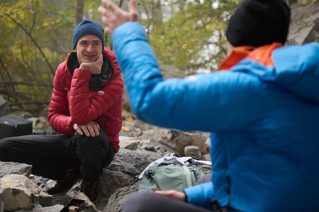 アダム・オンドラさんのインスタグラム写真 - (アダム・オンドラInstagram)「The crux of this route is quite unique because when you look at it from the ground, there is a roof that is about 2 meters long and makes you think that would be an obvious crux 👊 Yet the roof itself is not that extreme. The crux is right above. It is kind of an arete, so you would expect that, even though the holds might be really bad, it can not really be that difficult, but all of a sudden, the holds are really sloppy, and the friction of the rock turns into really slick 👌 All of this forces you into a very improbable sequence of handholds and footholds that took a long time to figure out, and it was really enjoyable to make it happen on the redpoint 😎  Watch the new video on my YouTube channel (the link is in BIO) 🤜🤛  Photos by @stefanschlumpf and @janvogl_kameruje   Film by @pavel_klement   #adamondra #AO #mammut #mammut_swiss1862  #climbing #rockclimbing #switzerland #switzerland🇨🇭 #isenfluh #climbinglife」12月20日 1時10分 - adam.ondra