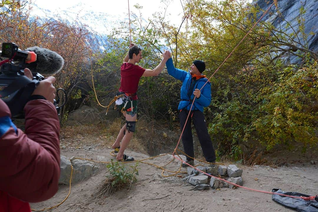 アダム・オンドラさんのインスタグラム写真 - (アダム・オンドラInstagram)「The crux of this route is quite unique because when you look at it from the ground, there is a roof that is about 2 meters long and makes you think that would be an obvious crux 👊 Yet the roof itself is not that extreme. The crux is right above. It is kind of an arete, so you would expect that, even though the holds might be really bad, it can not really be that difficult, but all of a sudden, the holds are really sloppy, and the friction of the rock turns into really slick 👌 All of this forces you into a very improbable sequence of handholds and footholds that took a long time to figure out, and it was really enjoyable to make it happen on the redpoint 😎  Watch the new video on my YouTube channel (the link is in BIO) 🤜🤛  Photos by @stefanschlumpf and @janvogl_kameruje   Film by @pavel_klement   #adamondra #AO #mammut #mammut_swiss1862  #climbing #rockclimbing #switzerland #switzerland🇨🇭 #isenfluh #climbinglife」12月20日 1時10分 - adam.ondra