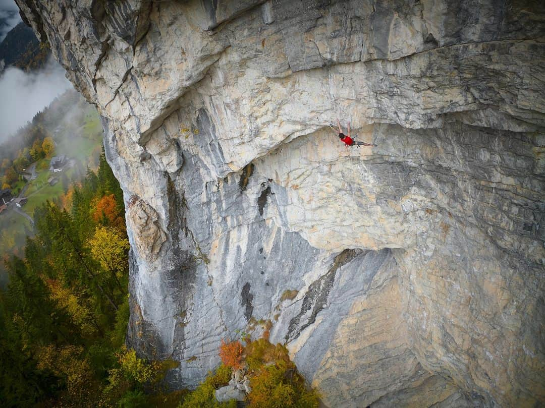 アダム・オンドラさんのインスタグラム写真 - (アダム・オンドラInstagram)「The crux of this route is quite unique because when you look at it from the ground, there is a roof that is about 2 meters long and makes you think that would be an obvious crux 👊 Yet the roof itself is not that extreme. The crux is right above. It is kind of an arete, so you would expect that, even though the holds might be really bad, it can not really be that difficult, but all of a sudden, the holds are really sloppy, and the friction of the rock turns into really slick 👌 All of this forces you into a very improbable sequence of handholds and footholds that took a long time to figure out, and it was really enjoyable to make it happen on the redpoint 😎  Watch the new video on my YouTube channel (the link is in BIO) 🤜🤛  Photos by @stefanschlumpf and @janvogl_kameruje   Film by @pavel_klement   #adamondra #AO #mammut #mammut_swiss1862  #climbing #rockclimbing #switzerland #switzerland🇨🇭 #isenfluh #climbinglife」12月20日 1時10分 - adam.ondra