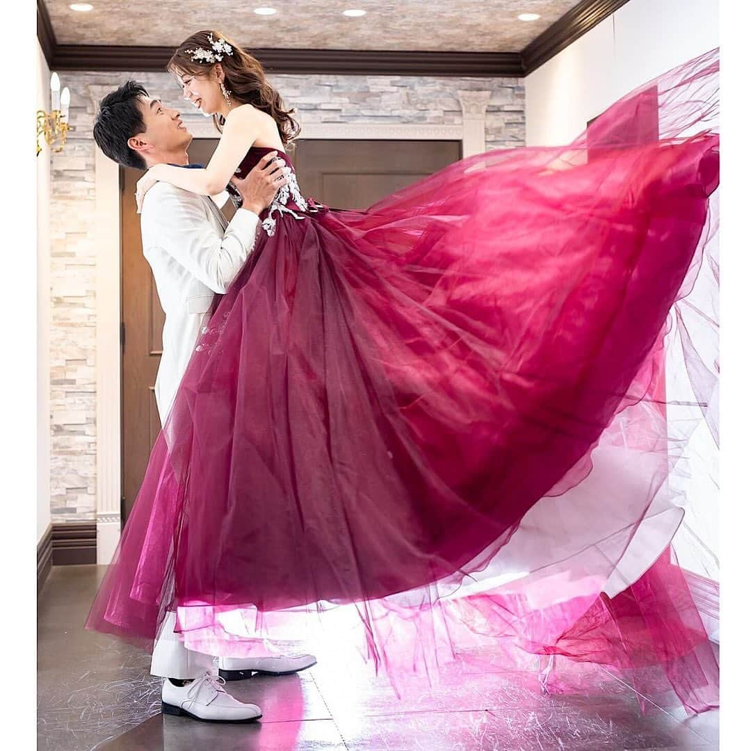 プレ花嫁の結婚式準備アプリ♡ -ウェディングニュースさんのインスタグラム写真 - (プレ花嫁の結婚式準備アプリ♡ -ウェディングニュースInstagram)「忘れず撮りたいっ📸抱っこショット6選✦ฺ ………………………………………………………………… 結婚式準備を楽しく♡ 役立つ情報、トレンドを毎日配信中𓂃 𓈒𓏸  マナー・段取り・お金のことはアプリでチェック🤍 【 @weddingnews_editor 】の プロフィールURLからダウンロードしてね🕊💕 …………………………………………………………………  編集部のrinです🌼*･ﾟ  前撮りにおすすめ♡ フワッと広がるドレスが可愛い抱っこショット🫧  見つめ合うふたりの笑顔も素敵ですよね🫣💗  ぜひスワイプしてみてくださいね👉🏻  photo by  1枚目: @drerich_yokohama さん 2枚目: @kobe_st.morgan_church さん 3枚目: @wedding02252023 さん 4枚目: @chezrobe さん 5枚目: @saya_wd_life77 さん 6枚目: @__yui.wdand__ さん  thank you𓂃𓈒𓏸  ………………………………… 🕊【毎日100記事更新❤️アプリ最新情報】🕊 …………………………………  本日新着のオススメ記事をご紹介します✨  ①【席札】デザイン120選♡コレを見ればおしゃれな席札が必ず見つかる！《テーマ装飾》 ②100円台〜！【SHEIN】で揃う♡ウェルカムスペースおしゃれアイテム35選！《テーマ装飾》 ③【カラー別】オシャレでかわいい高砂装花20選♩ 《テーマ装飾》 ※《》は記事のあるカテゴリー名❤️ などなど、その他にも役立つ記事を配信中💕アプリダウンロードがまだお済みでない方は是非 @weddingnews_editor のURLからダウンロードしてみてくださいね💕  ＼📷投稿お待ちしています／  花嫁はもちろん、業者さんも大歓迎✨ アナタのお写真や動画をご紹介してもOKという方は、ぜひ #ウェディングニュース に投稿してください💕 他のSNSでも掲載させていただく可能性がございます𓅪  ……………………………………………… 🌷 #ウェディングニュース って？🌷 ……………………………………………… ⁡ ⁡ 花嫁のリアルな”声”から生まれた花嫁支持率No1✨スマホアプリです📱準備に役立つ情報を発信しています💐 アプリはプロフィールのURLからダウンロードしてね🕊 ⁡ 業界フォロワー数No.1✨総合アカウント @weddingnews_editor  花嫁のためのお勉強アカウント @weddingnews_dandori  ⁡ ⁡ナチュラルウェディングをご紹介 @weddingnews_natural  花嫁さんから式場探し @weddingnews_brides  花嫁のためのドレスカタログ ＠dress_weddingnews.jp ⁡ 他の公式アカウントも是非チェックしてみてね💕 ⁡ ⁡ #結婚式準備 #ウェディング #花嫁 #ウエディング #プレ花嫁 #結婚式 #結婚 #前撮り #結婚式前撮り #ウェディングフォト #フォトウェディング #前撮りドレス #前撮りポーズ #ロケーションフォト #2023冬婚 #2024冬婚 #2024春婚 #2024夏婚 #2024秋婚」12月20日 12時00分 - weddingnews_editor