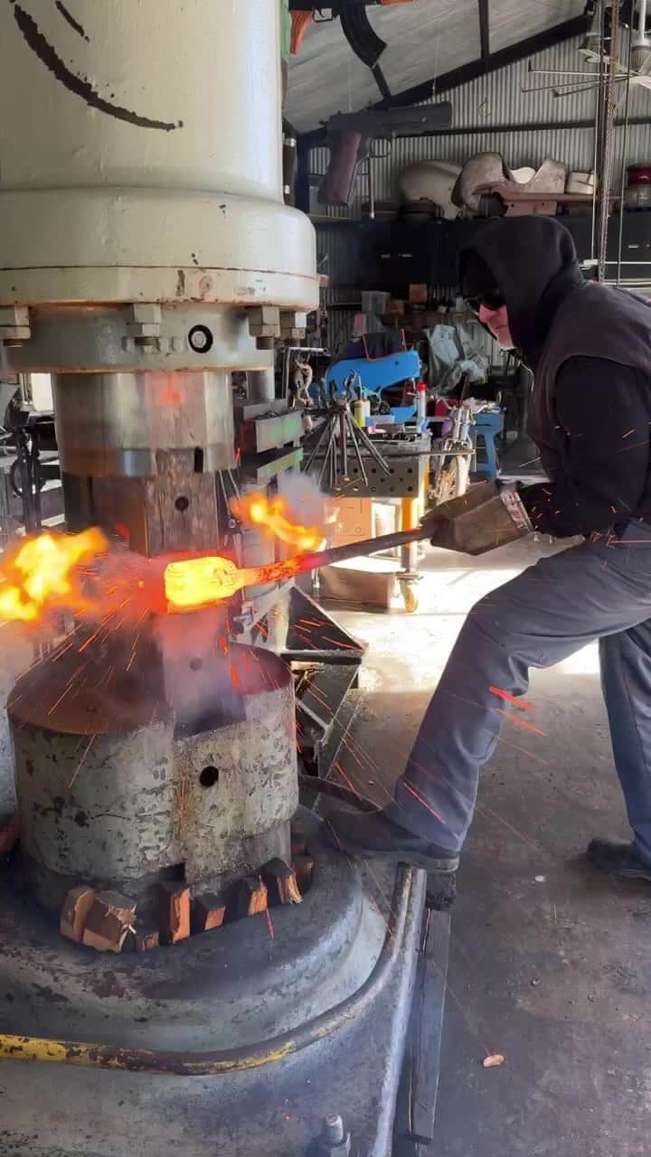 ウエストコーストチョッパーズのインスタグラム：「Forging big Damascus billets💪🏽」