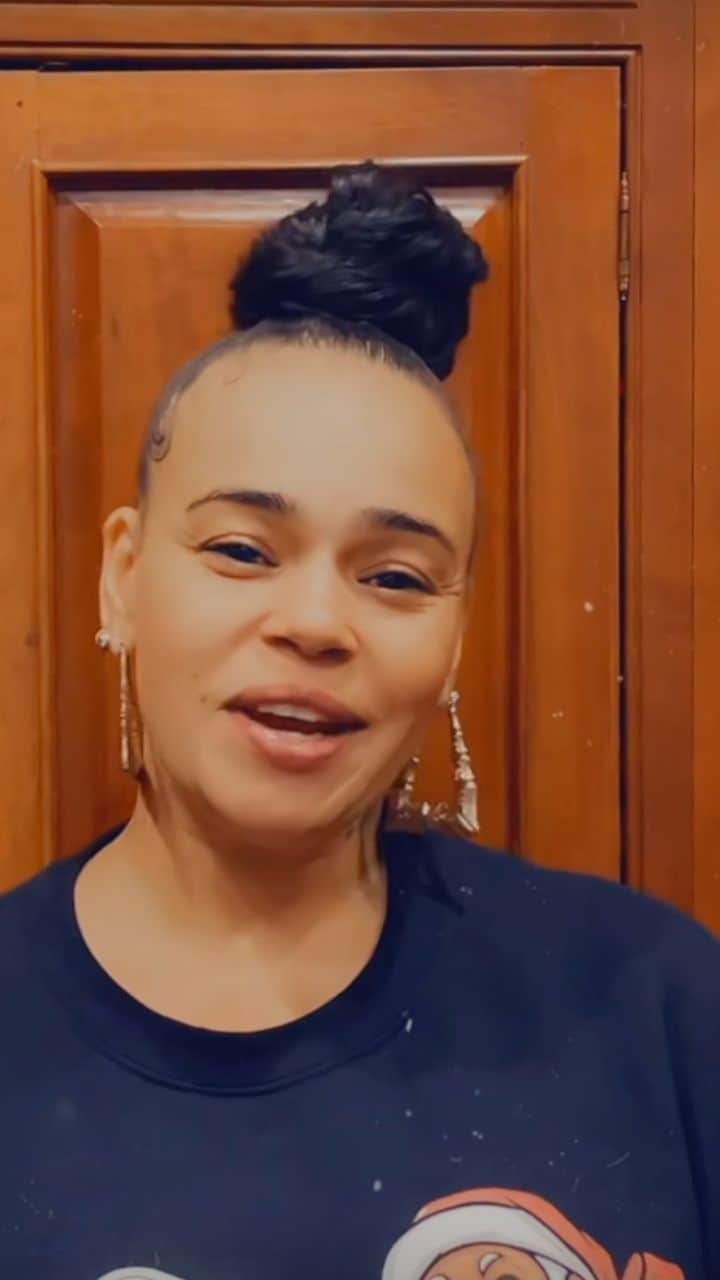 フェイス・エヴァンスのインスタグラム：「Faith Evans here! Founder of Ryder's Room Inc, a foundation I created in 2017 to amplify the voices of those on the Autism spectrum and others with special needs.   This Christmas we're giving away gift cards to 20 FAMILIES that are caring for loved ones with specials needs.   Head over to rydersroominc.org to enter or click the link in my bio by Christmas Eve! Tag a friend!  God bless and Happy Holidays!  #rydersroom #rydersroomxmasgiveaway #autismawareness #specialneeds #giveaway」