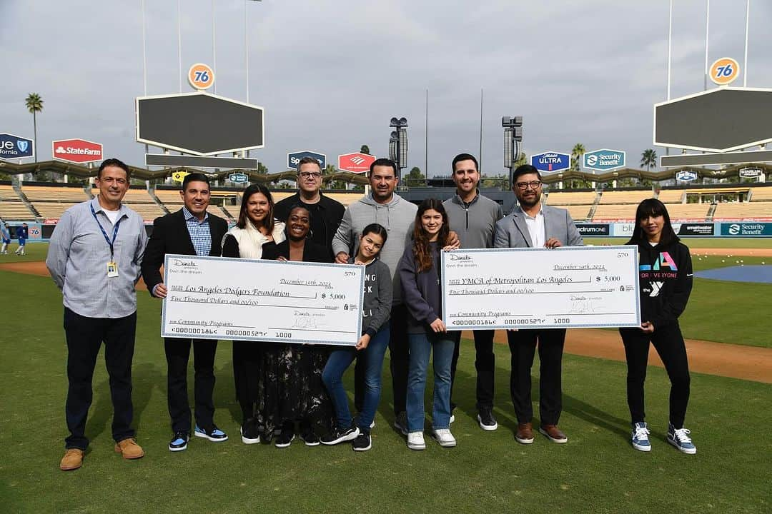 エイドリアン・ゴンザレスのインスタグラム：「It’s always a great feeling to be able to give back on behalf of @danielsjewelers. These 2 great foundations @ymcala & @dodgersfoundation do so much great work in the community. @am570lasports #seasonofgiving #blessed  📸: @jon.soohoo」