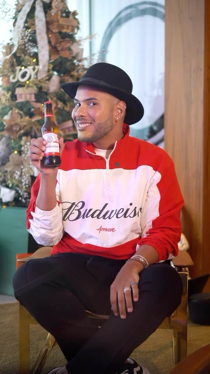 Hugo Glossのインスタグラム：「Qual show você foi e mais amou em 2023? O @hugogloss e a Budweiser viveram momentos incríveis este ano e já estão prontos para mais rolês e muita música em 2024! 🎶😍 Compartilhe o seu TOP3 marcando @Budweiser_br e celebre com a gente! 🍻   #BebaComModeração #Bud23」