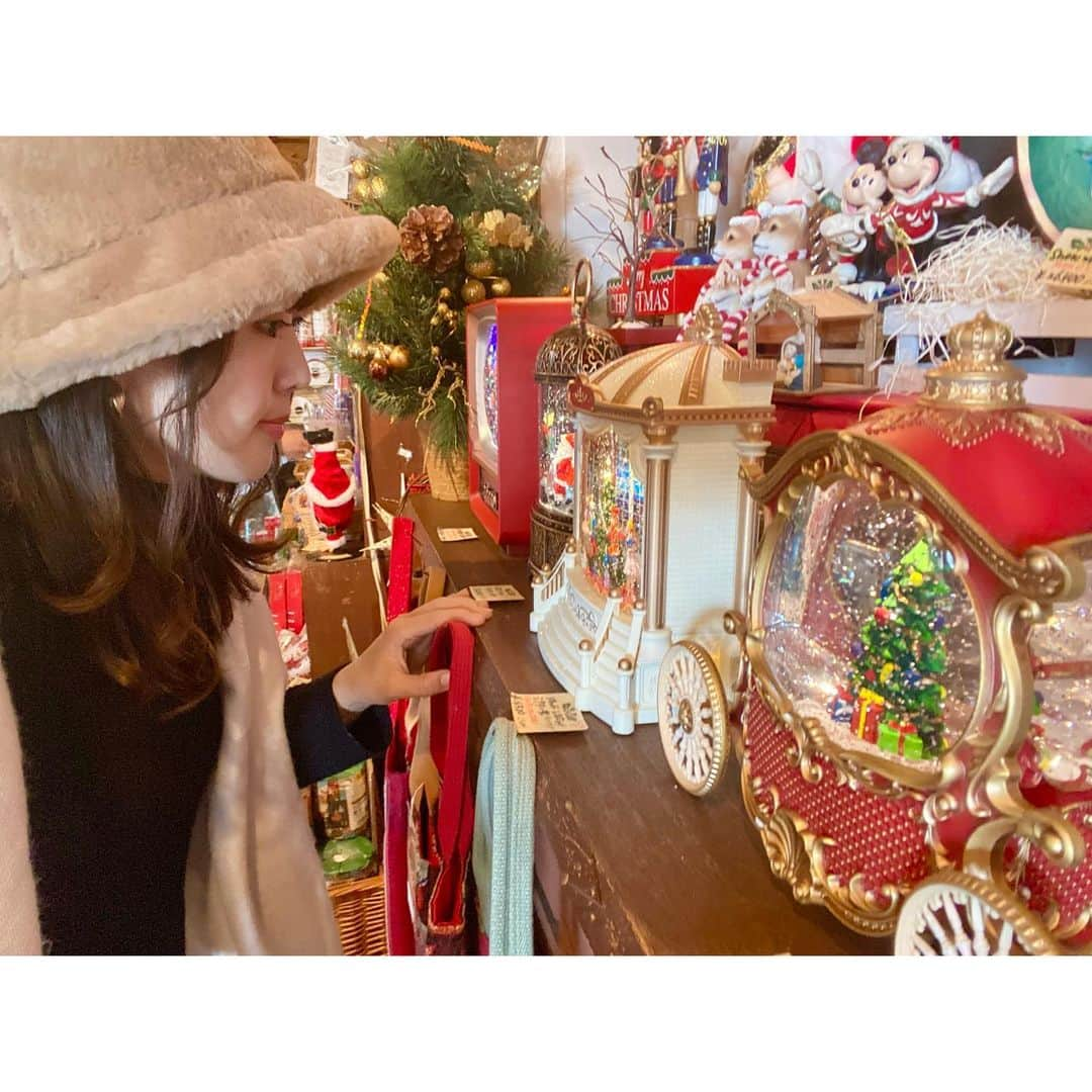 鬼頭由芽さんのインスタグラム写真 - (鬼頭由芽Instagram)「・ 先日、横浜の山手にある一年中クリスマスを祝うお店「クリスマストイズ」に行ってきました☺️  今日、水曜日のレコレールでは クリスマストイズの取材の模様と こちらで選んできた可愛いサンタ猫の置物＆私からのクリスマスカードをプレゼントします🎵 （写真は後ほどストーリーズでUPしますね！）  宝箱のようにキラキラ可愛い店だった🥺  このあと13時半からお楽しみにー☺️✨」12月20日 7時50分 - xxyumeyumexx