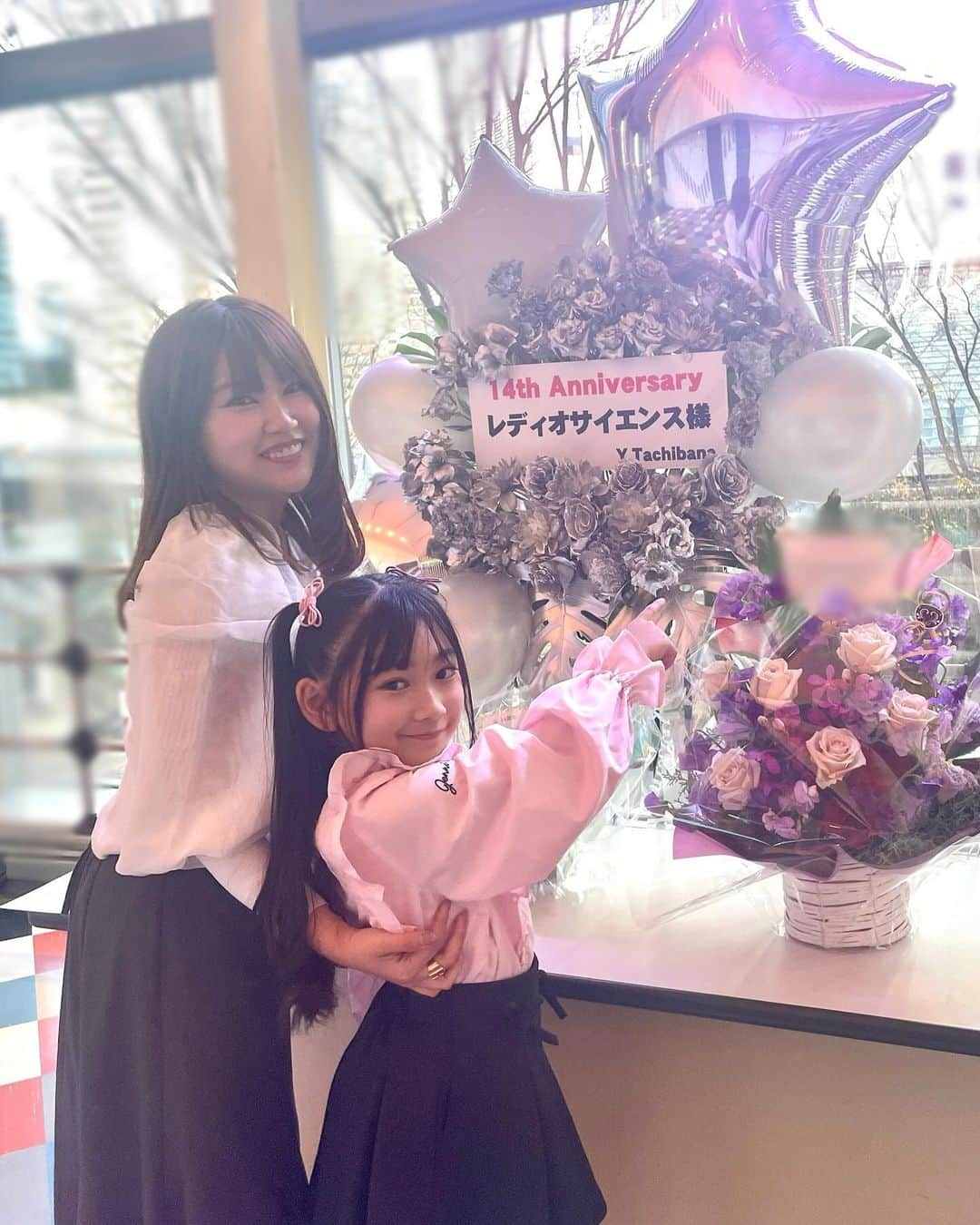 美容ライター立花ゆうりさんのインスタグラム写真 - (美容ライター立花ゆうりInstagram)「@nayuchan123 と推しライブに行ってきました！ 早速 @louboutinbeauty のアイシャドウパレットを使って。そしてライブなのでキラキラさせたくて @wonjungyo_official_jp のグリッターを目頭と涙袋に女、リップは先ほどアップした @andbyromand のホリデー限定リップ、チークは @suqqu_official 2024新作を。  髪、ボブにイメチェンした……みたいでしょ？…なんてね♡「後ろから見ると長いけれど、前から見ると短いって髪型にしたい♡」ってワガママをママ友にお願いして切っていただいたお気に入りのヘアスタイル〜♪結んだらさらにスッキリ♡とにかく会った人にしかわからないヘア！笑  大好きな推しへのスタンド花、14周年記念の今回はシルバーに☆10代の学生頃からずっと好きってすごい。推し最高！最強！ @radioscience_  #レディオサイエンス #推し活 #推し活メイク #スタンド花 #スタンドフラワー #今日のメイク」12月20日 9時40分 - yuuriofficial