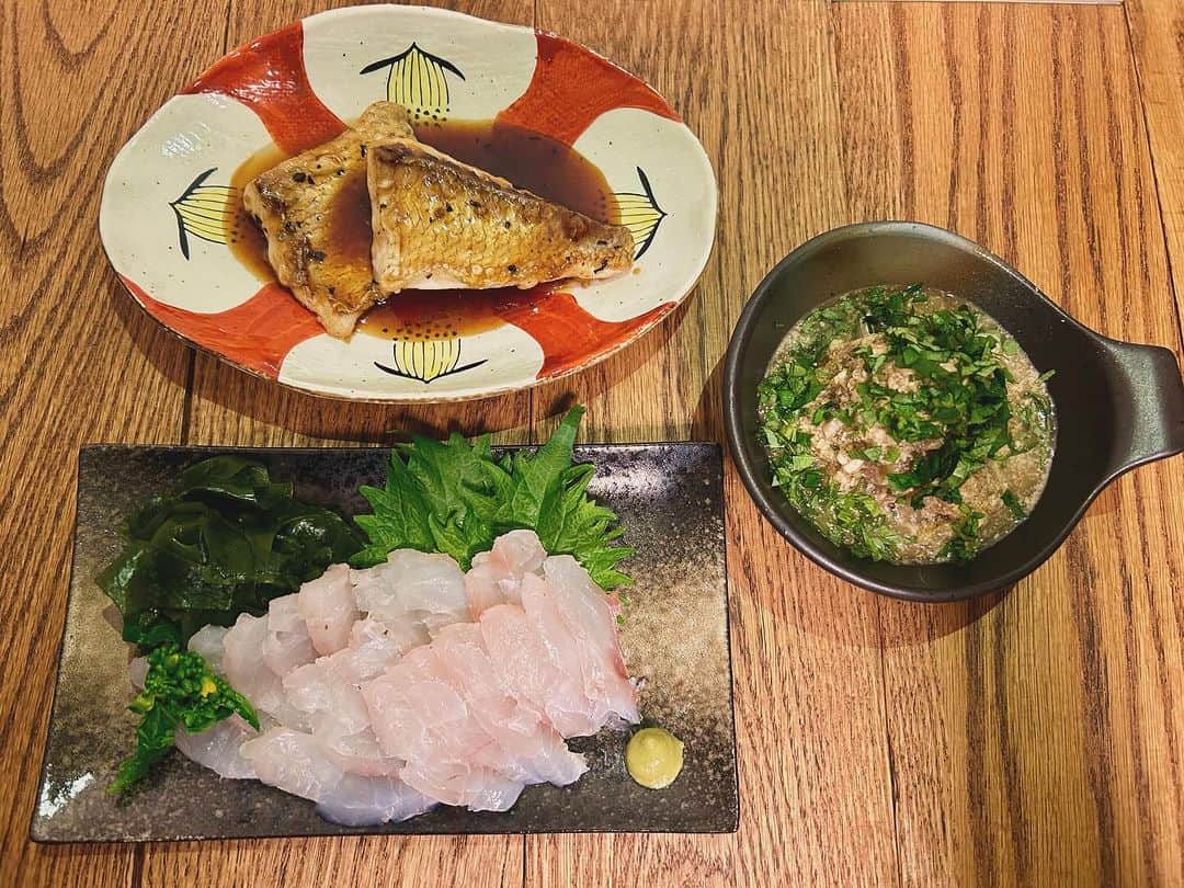井澤惇のインスタグラム：「この前の真鯛は1週間寝かせてちゃんと料理しました！  刺身 胡麻和え バター醤油  胡麻和えがめちゃくちゃ美味かった！」