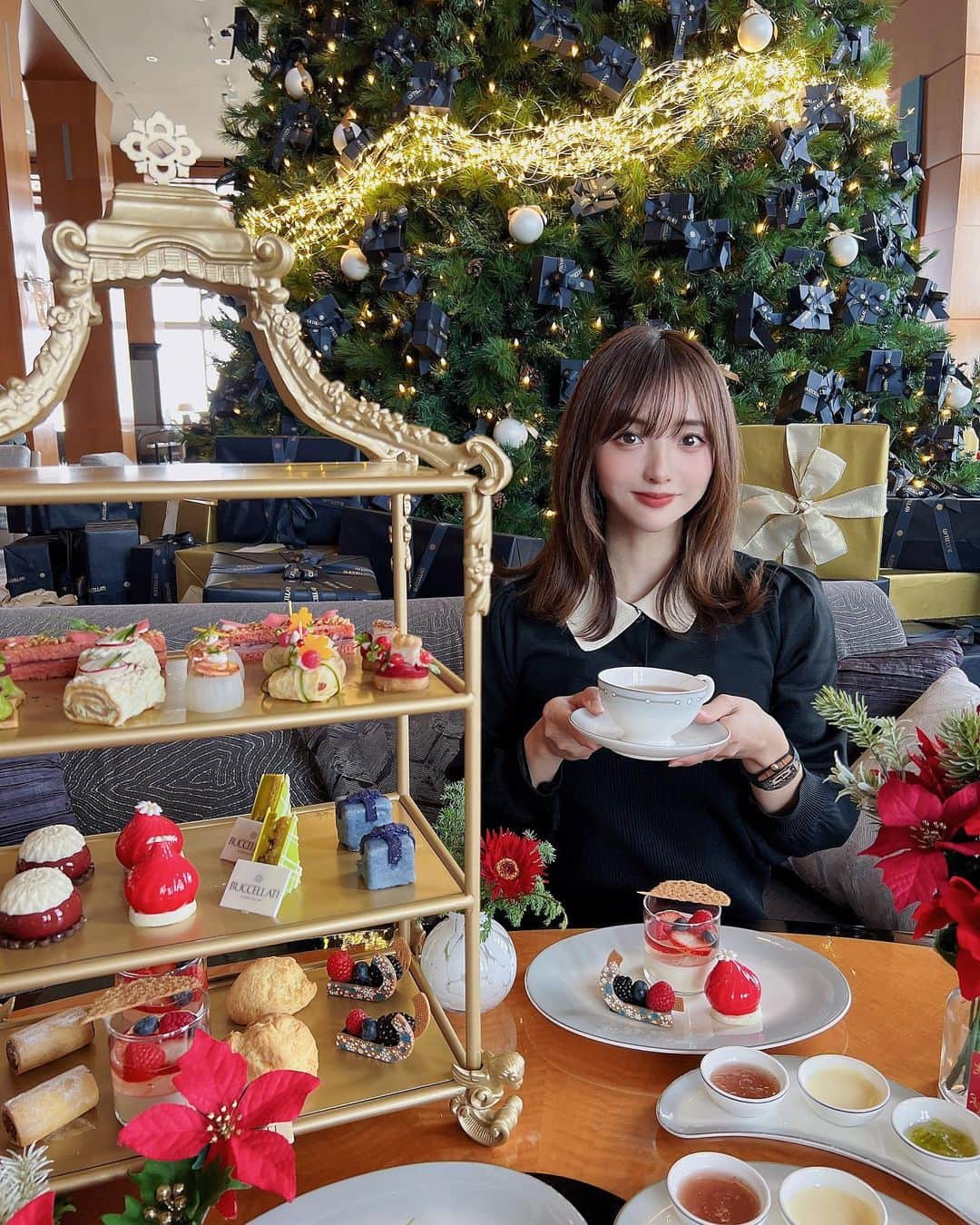 ゆうたむのインスタグラム：「忘れた頃にアップじゃなくてちゃんと今年はXmas前に載せるわよ🎄🎅🥰🫧  「Buccellati Afternoon Tea」 ジュエリーメゾン、ブチェラッティとのコラボレーションによるまるで宝石箱の中のジュエリーのようなスイーツをイメージしたアフタヌーンティーらしいです😍💎✨  ツリーも綺麗でクリスマスの雰囲気を味わえました🤍🤍🎄  #リッツカールトン東京  #ritzcarlton #ritzcarltontokyo  #リッツカールトンアフタヌーンティー  #アフタヌーンティー #アフヌン #afternoontea  #ゆうたむのグルメメモ📝」
