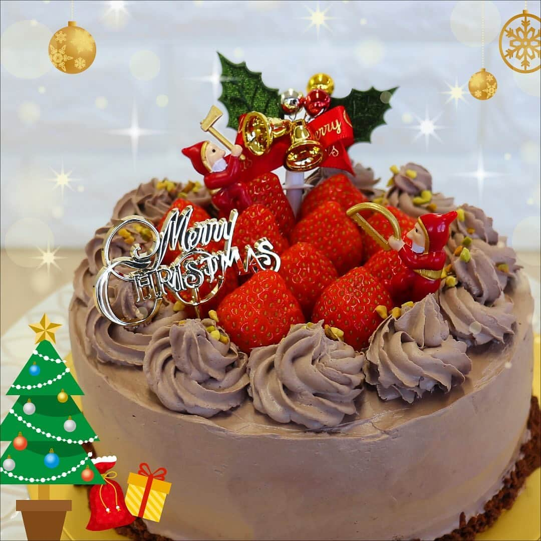 トーラク株式会社のインスタグラム：「. クリスマスケーキ✨ 定番の白いケーキとチョコケーキ、どちらがお好みですか？  ご家族の中で意見が分かれても、なかなかケーキ２台は注文しにくいもの…； そんな時は、「らくらくホイップ」と「らくらくホイップ チョコレート」があれば解決！  それぞれしぼり袋に入っているので、一から別々にケーキ🎂を作ってもよし！ ミックスカラーのケーキにするもよし!!  家族仲良く、お好みの味でシェアしてね💕  ✰⋆｡:ﾟ🎄･*☽:ﾟ･⋆｡✰⋆｡:ﾟ🎅･*☽:ﾟ･⋆｡✰⋆｡🎄ﾟ･*☽✰⋆｡:  2023年12月26日(火)までの間 【 #クリスマスにらくらくホイップ投稿キャンペーン 】を実施中⚡  らくらくホイップを使って作ったケーキやスイーツ、クリスマスの食卓シーンを投稿すると、入賞者10名様に素敵なプレゼント！ →→→詳しくは12月8日の投稿をチェック❣  本格スイーツも簡単アレンジも、どちらもOK！ 「#クリスマスにらくらくホイップ」と「#らくらくホイップ」の2つのハッシュタグをつけて投稿してね🎄  #トーラク #らくらくホイップチョコレート #プレゼントキャンペーン #クリスマス2023  #お菓子作り #インスタキャンペーン #ハッシュタグキャンペーン #クリスマススイーツ #手作りスイーツ #家族で楽しむ #merrychristmas  #クリスマスケーキ  #手作りクリスマス #クリスマス #簡単ケーキ #christmas  #クリスマスパーティー #手作りケーキ #家族でクリスマス #クリスマスケーキ #チョコレートケーキ #チョコケーキ」