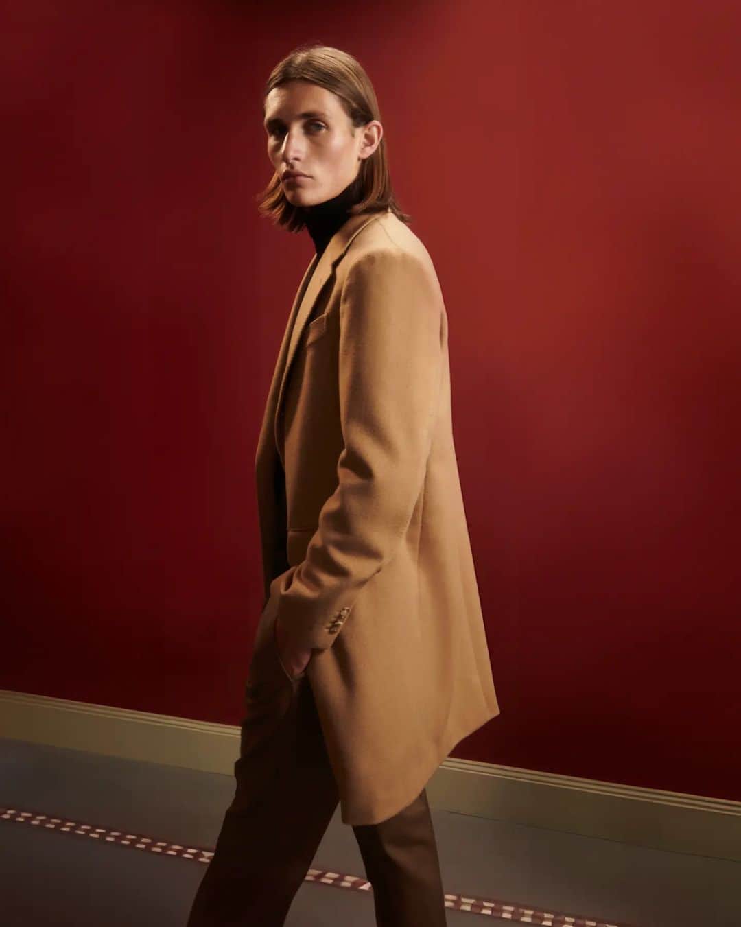 ラファエルカルーゾのインスタグラム：「Aida overcoat in Mongolian desert's finest camel hair.  #carusomenswear #fw2324 #playfulelegance」